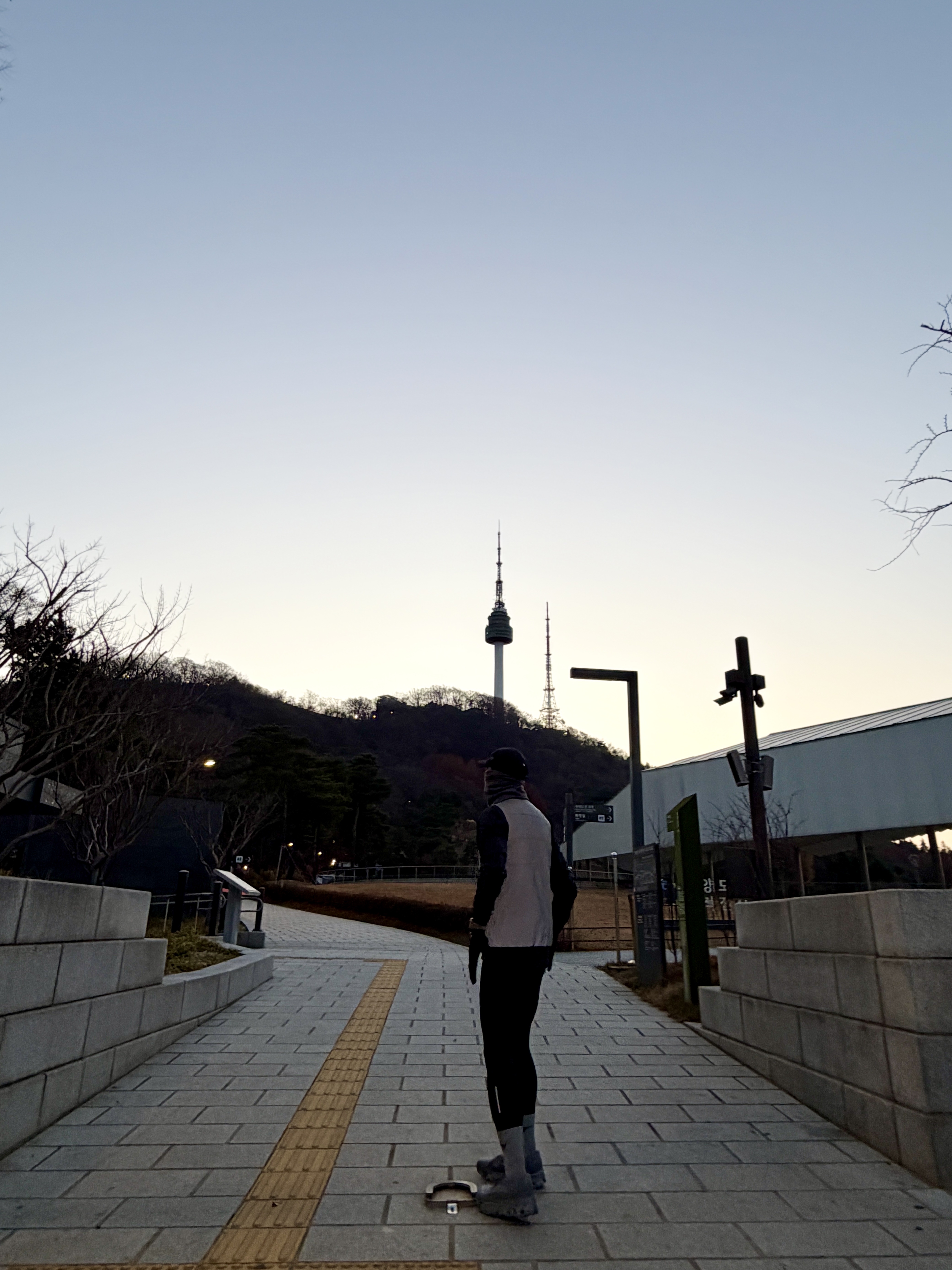 On Running x Post Archive Faction (Paf) Cloudmonster Hyper Phantom Apollo, Nike Therma-Fit ADV Running Division Running Vest Reflect Silver - Asia 착용 스타일