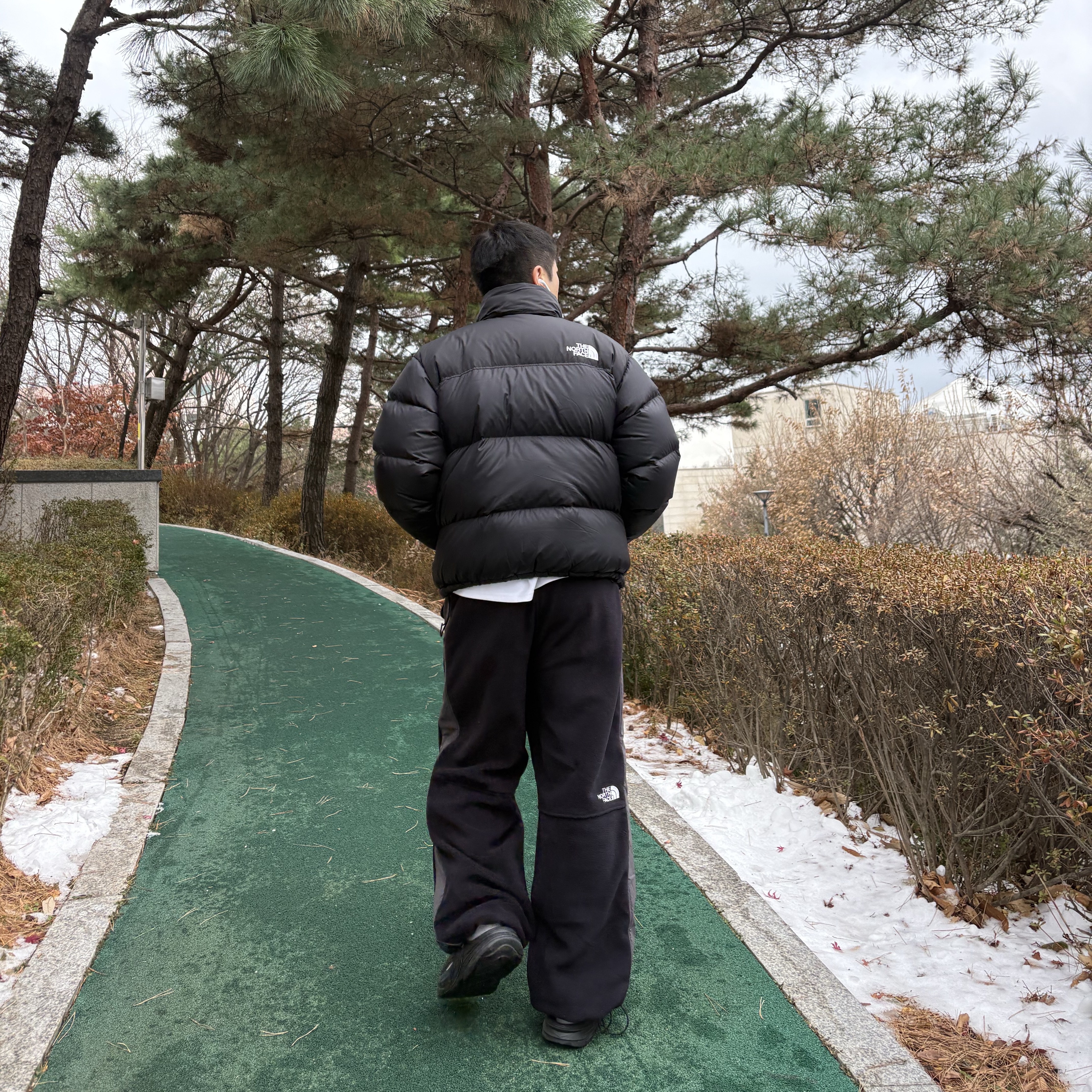 The North Face 1996 Retro Nuptse Down Jacket TNF Black, The North Face Banff Fleece Pants Black 착용 스타일