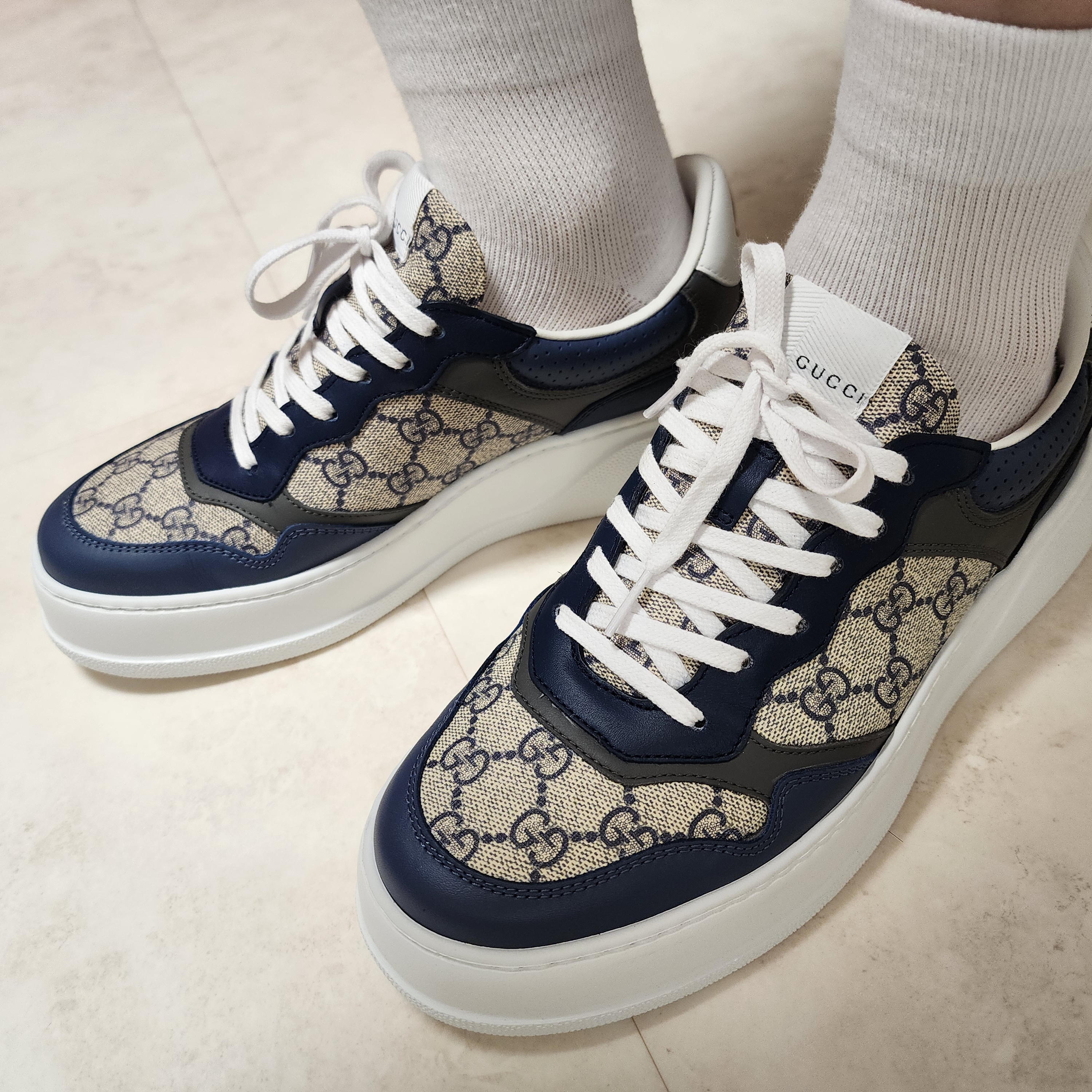 Gucci GG Sneaker Beige Blue Supreme 착용 스타일 - 1