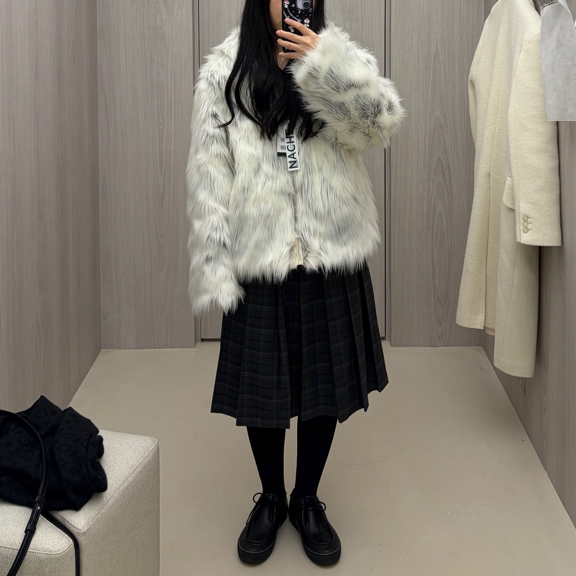 Nache Women Reversible Hoodie Faux Fur Jacket Cream - 25FW 착용 스타일