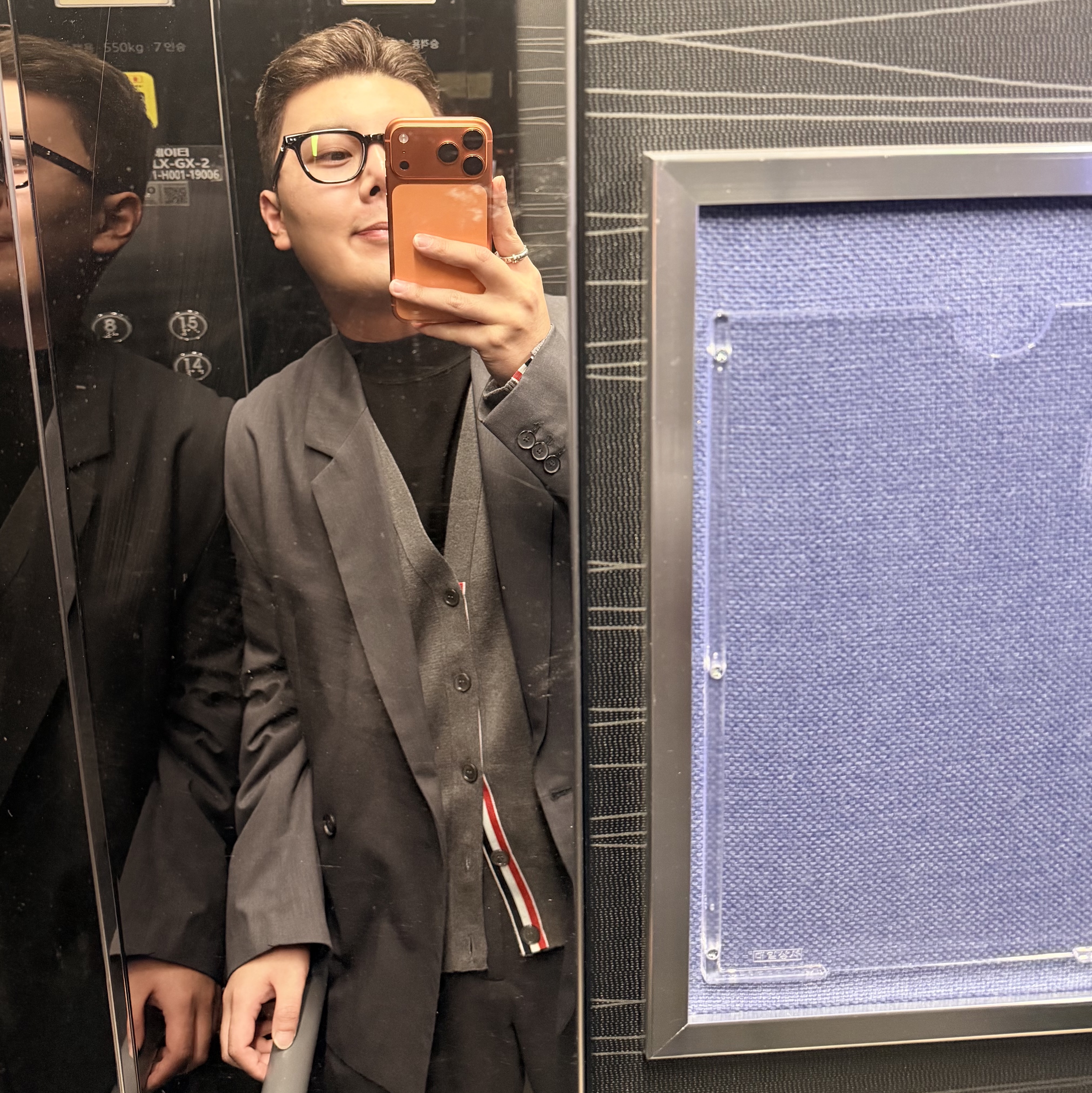 Thom Browne Classic Tie with RWB Selvedge Stripe Dark Grey 착용 스타일
