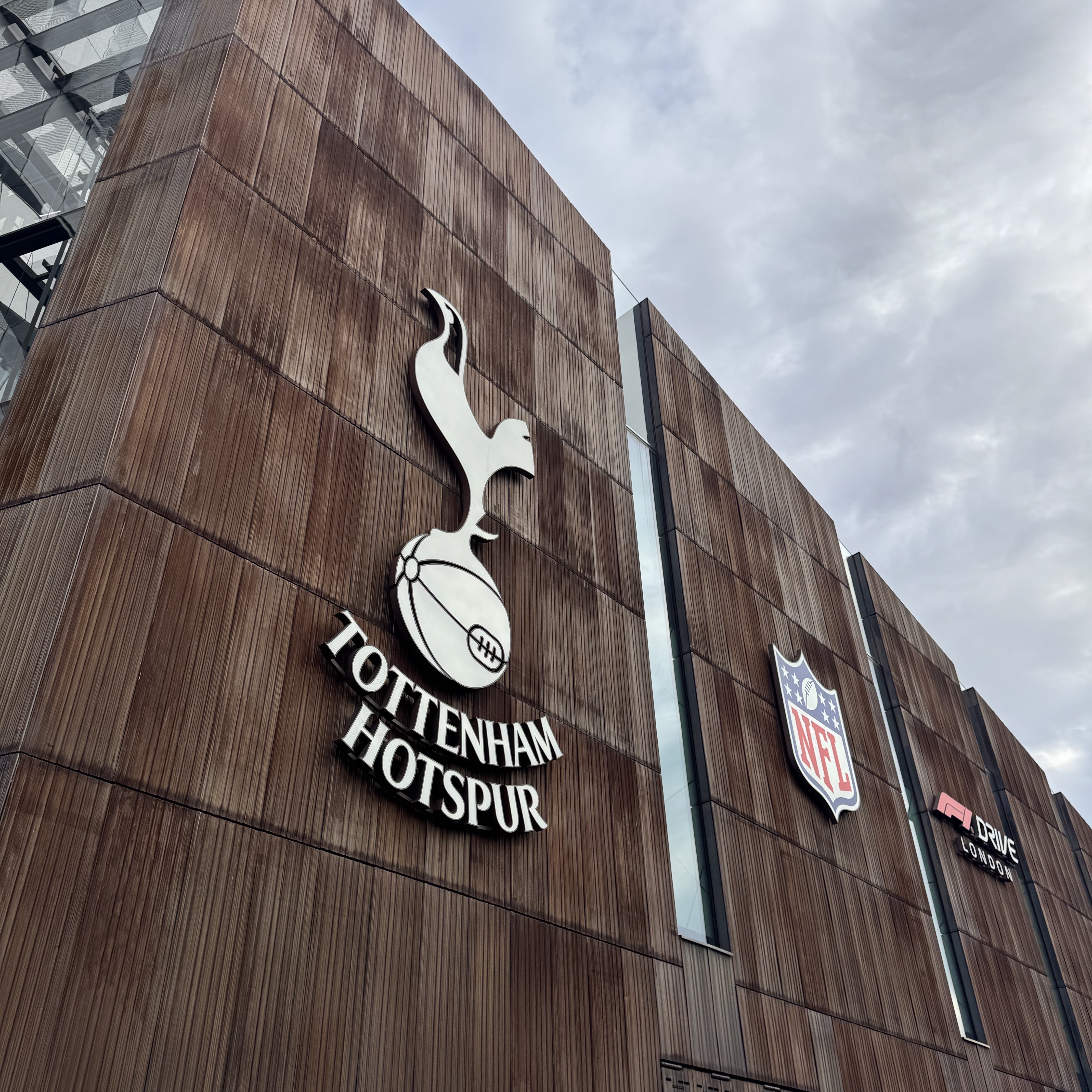 Nike Tottenham Hotspur 2025/26 Stadium Home Dri-Fit Football Replica Jersey White Light Iron Ore (Non Marking Ver.), Nike Tottenham Hotspur 2025/26 Match Home Dri-Fit ADV Football Authentic Jersey White Light Iron Ore (Non Marking Ver.) 착용 스타일 - 4