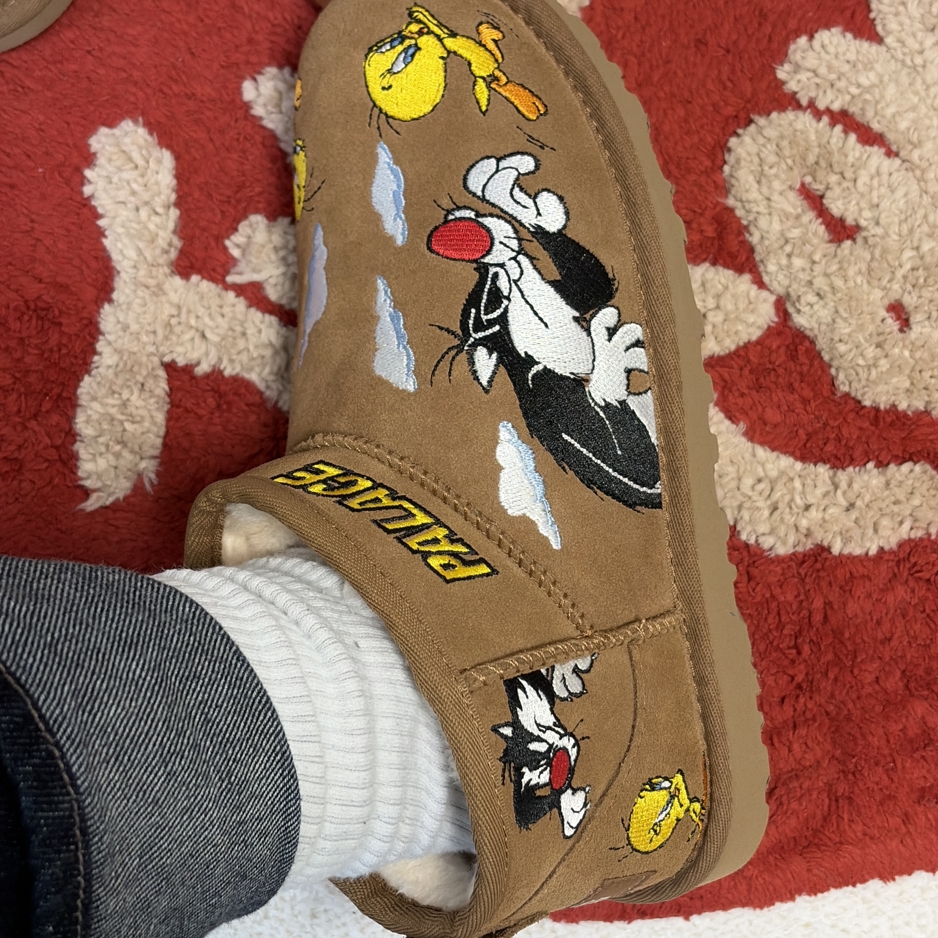 UGG x Palace x Looney Tunes Ultra Mini Boot Chestnut 착용 스타일