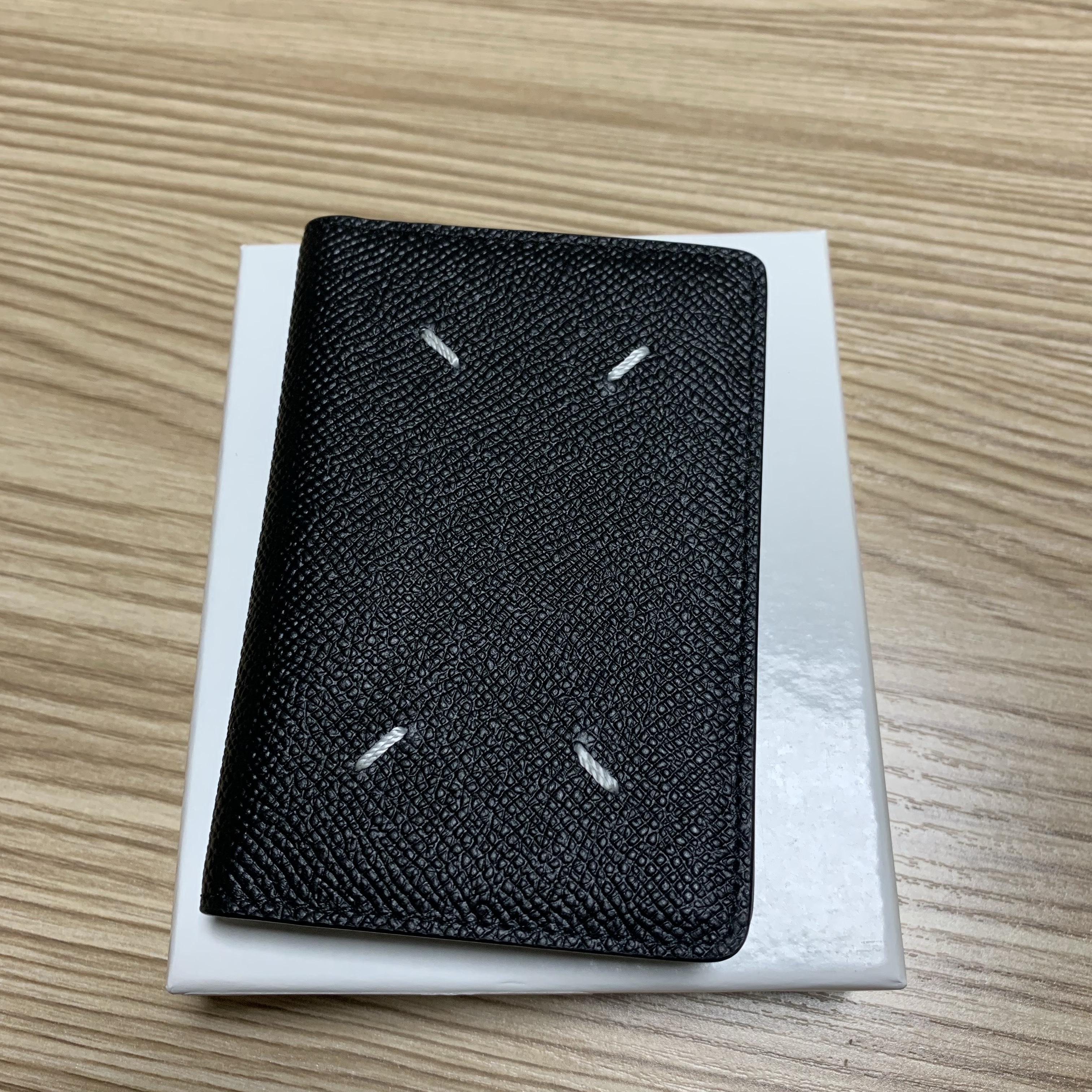 Maison Margiela Leather Bi-Fold Card Holder Black 착용 스타일 - 1