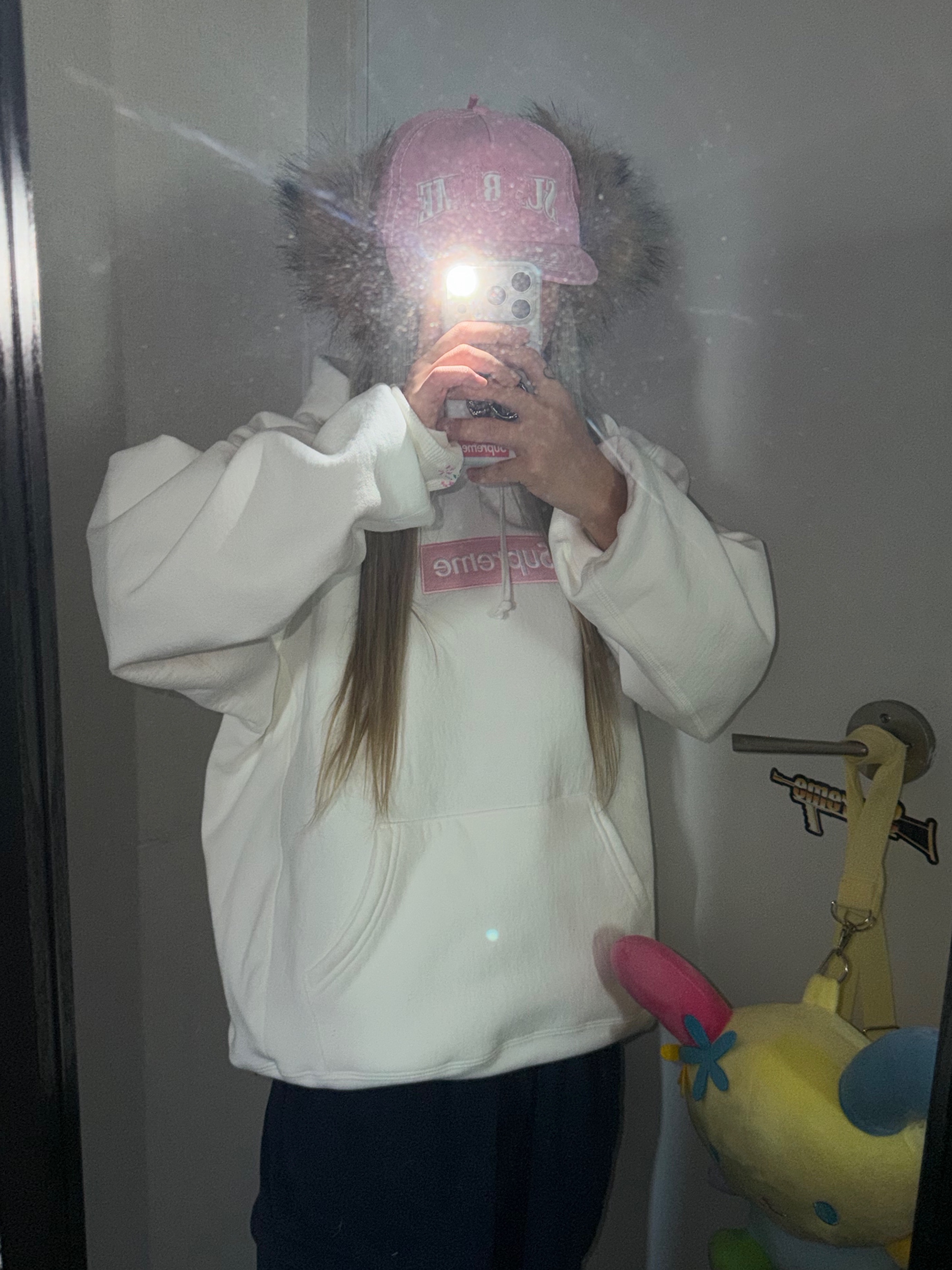 Supreme Box Logo Hooded Sweatshirt White - 25FW, Supreme x True Religion Earflap 5-Panel Pink - 25FW 착용 스타일