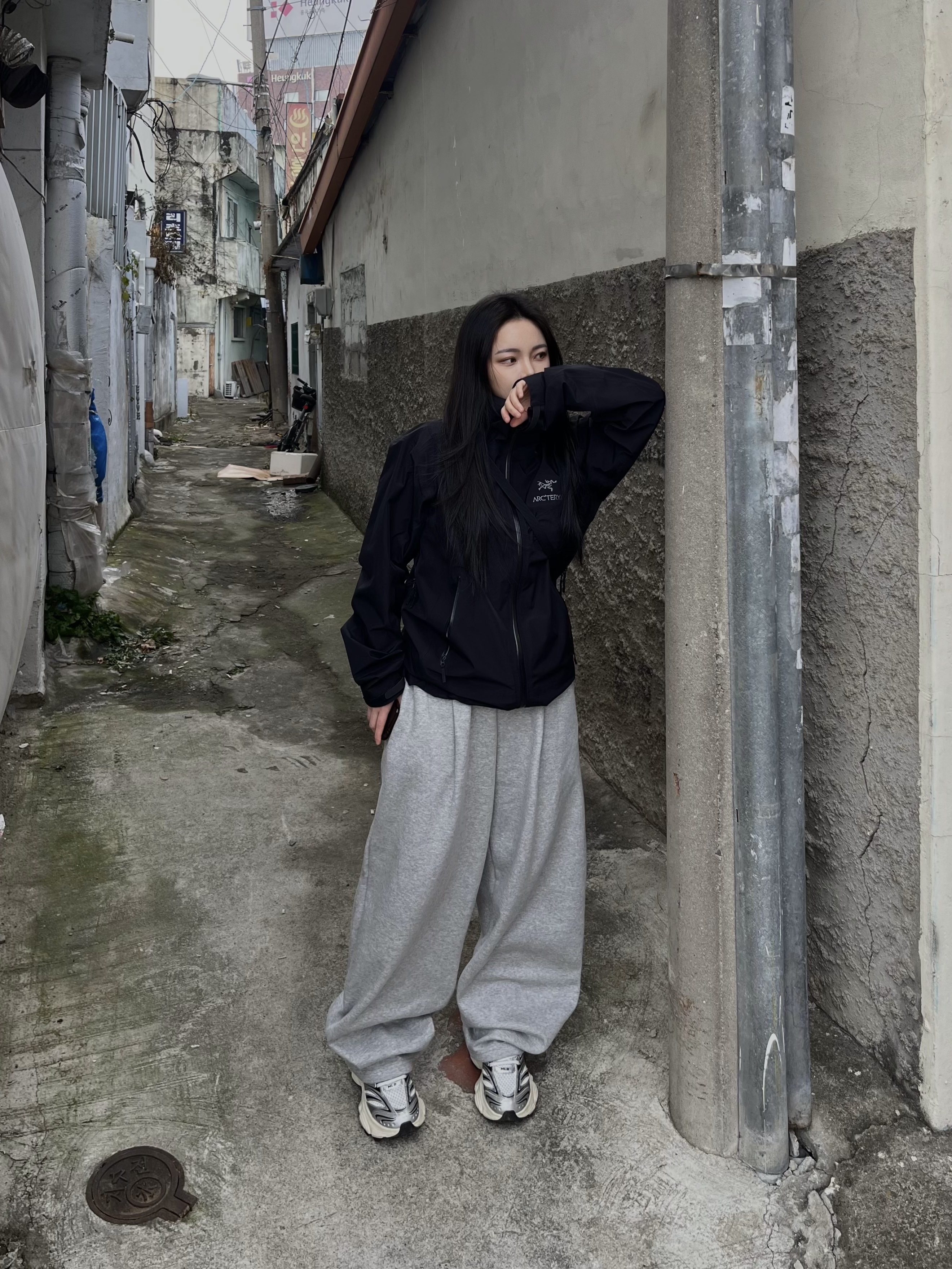 Arc'teryx Beta LT Jacket Black, Arc'teryx Mantis 2 Waistpack Black II 착용 스타일 - 2