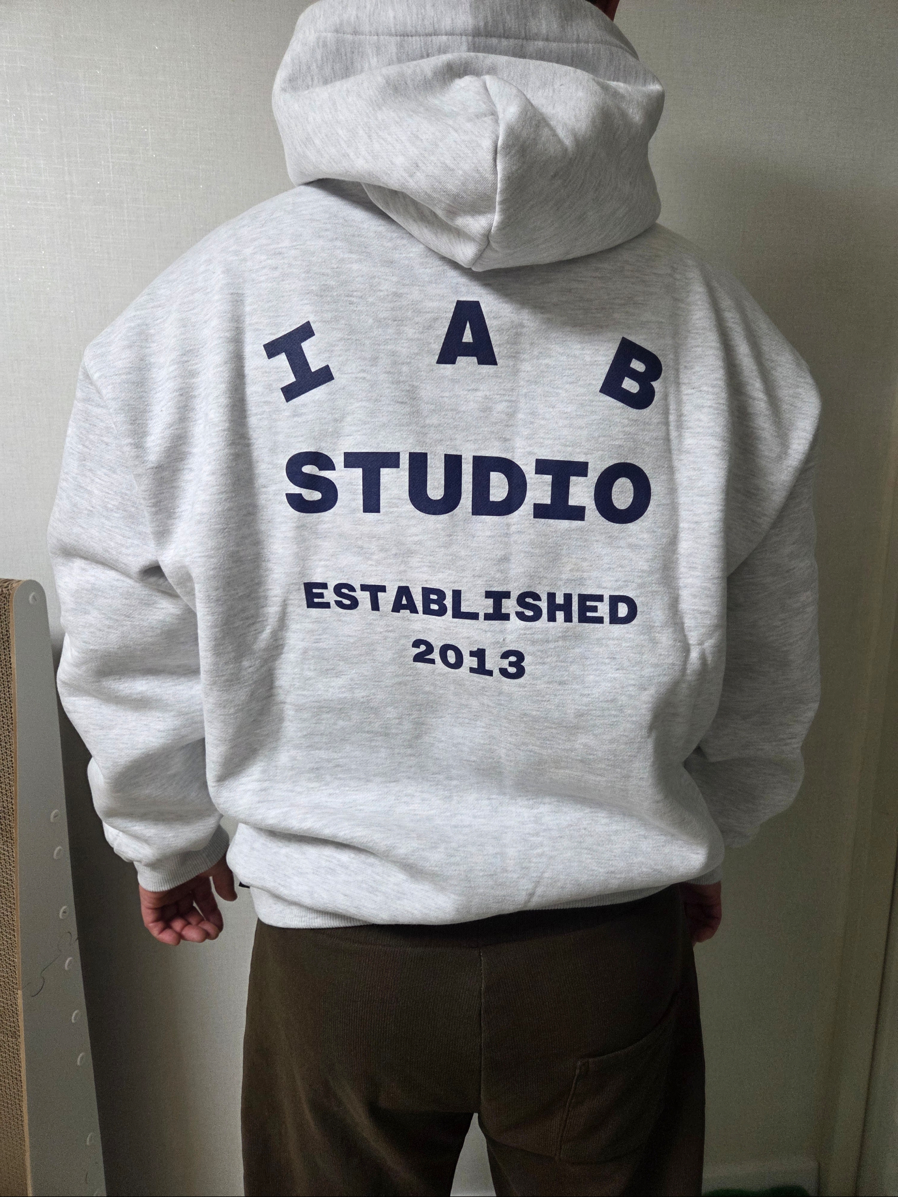 IAB Studio 25 Hoodie Light Gray Navy 착용 스타일 - 2