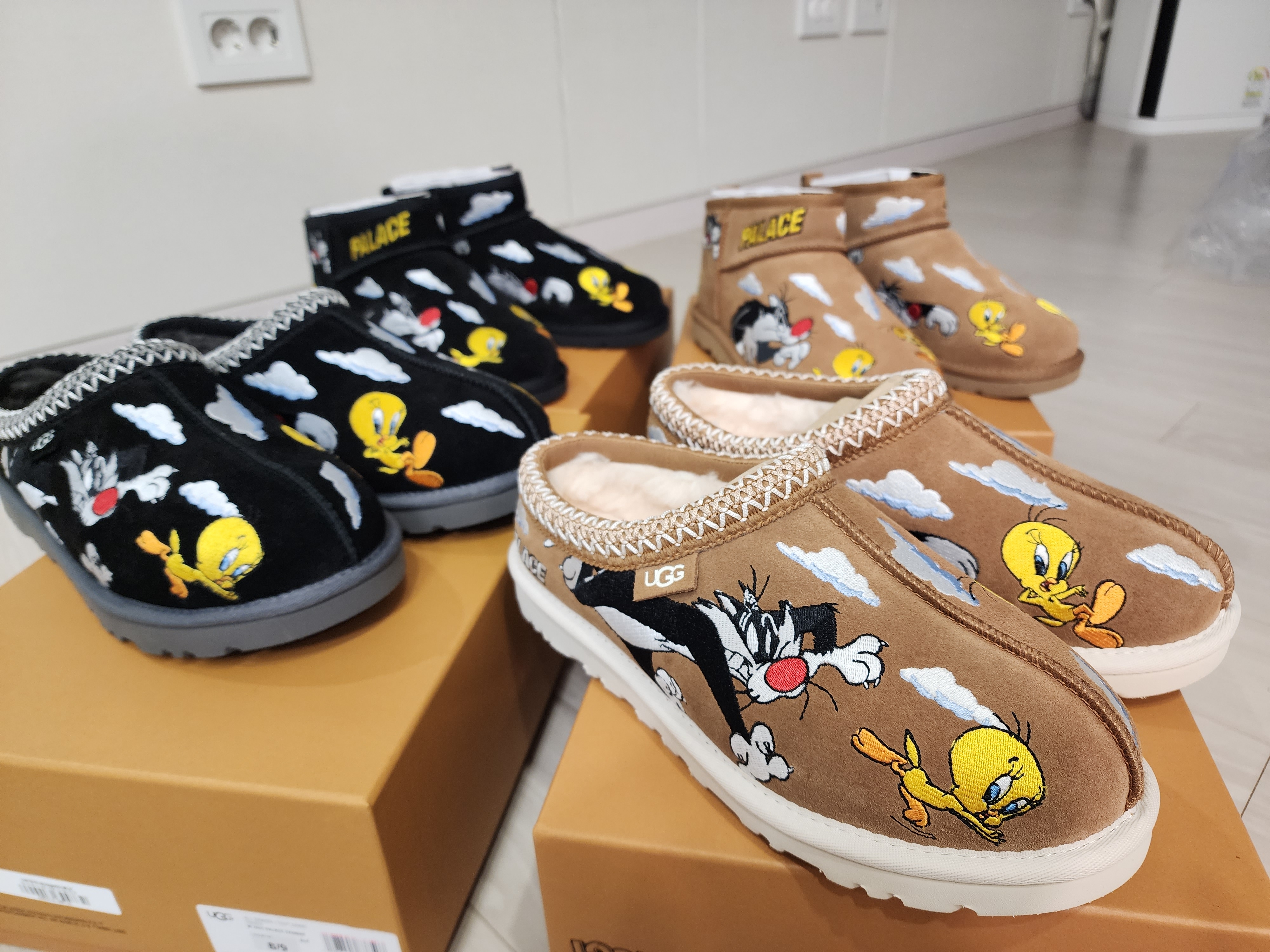 UGG x Palace x Looney Tunes Tasman Slipper Chestnut, UGG x Palace x Looney Tunes Tasman Slipper Black 착용 스타일 - 1