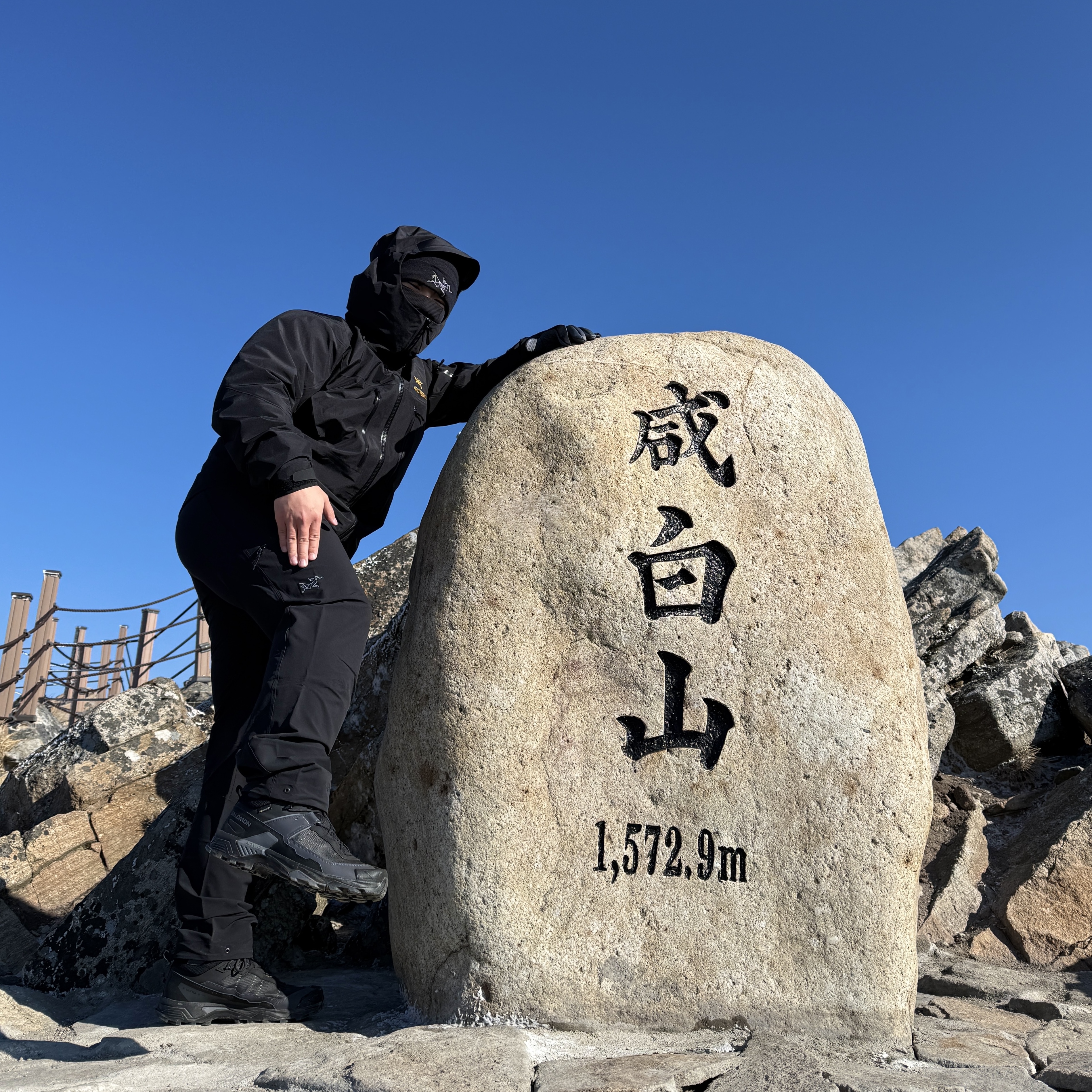 Arc'teryx Alpha SV Jacket 24K Black, Arc'teryx Gamma AR Pants Black 착용 스타일