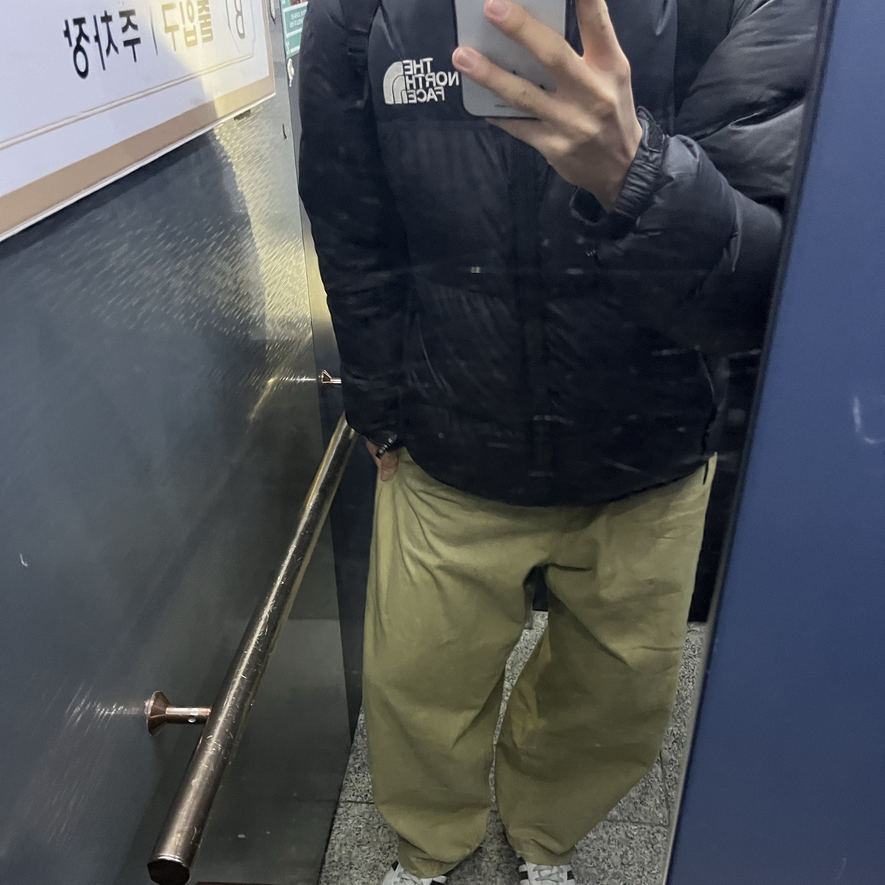 Suade Wide Chino Pants Khaki, IAB Studio Hoodie Light Gray 착용 스타일 - 2