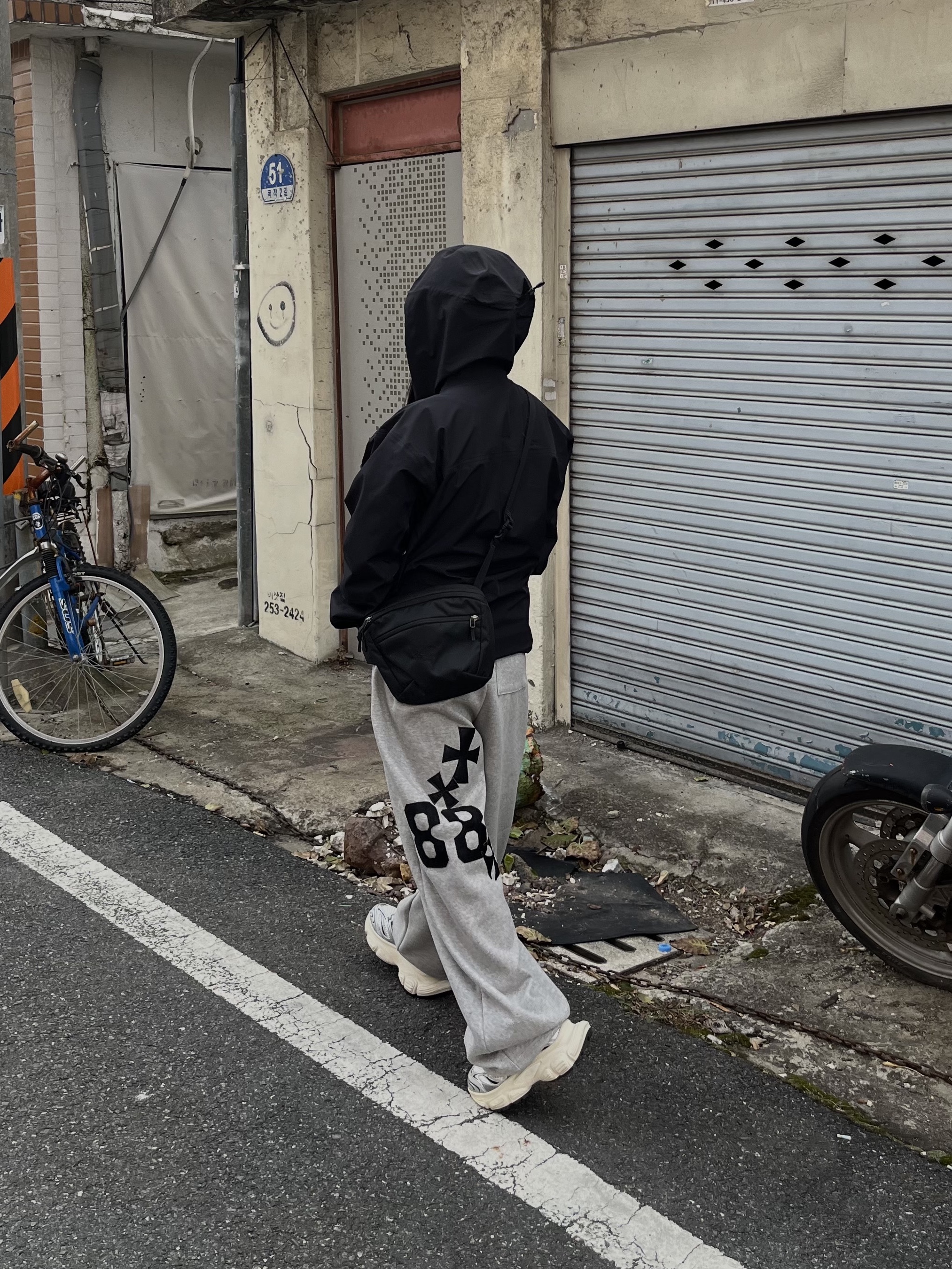 Arc'teryx Beta LT Jacket Black, Arc'teryx Mantis 2 Waistpack Black II 착용 스타일 - 5