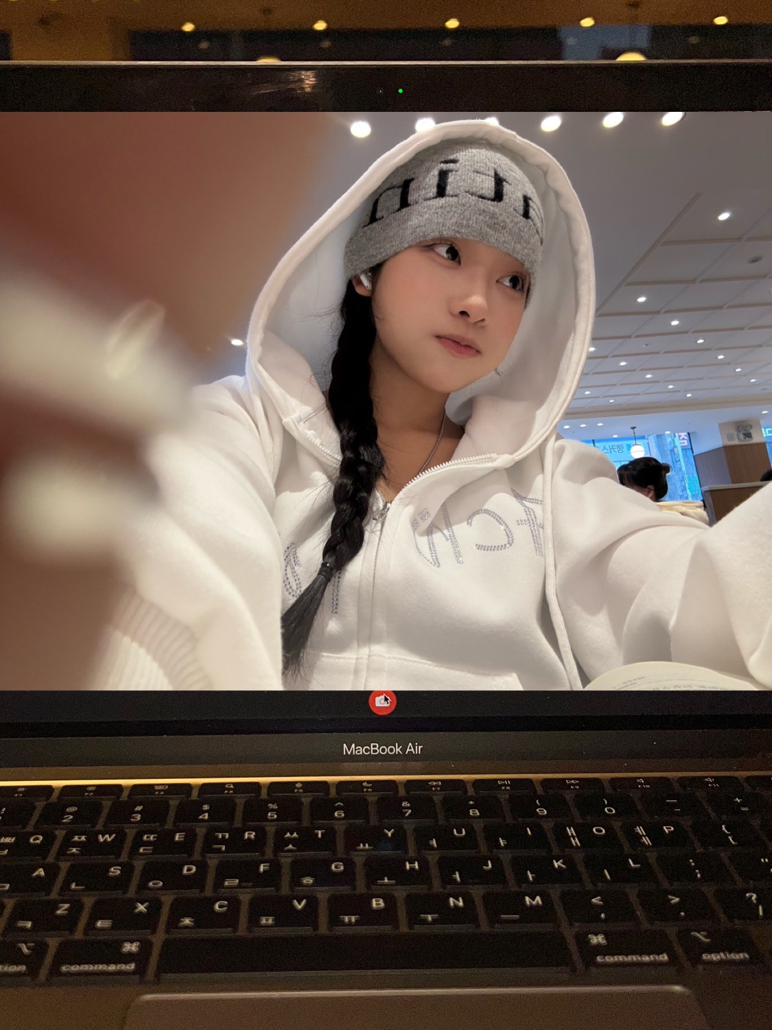 Matin Kim Logo Jacquard Short Beanie Grey 착용 스타일 - 2