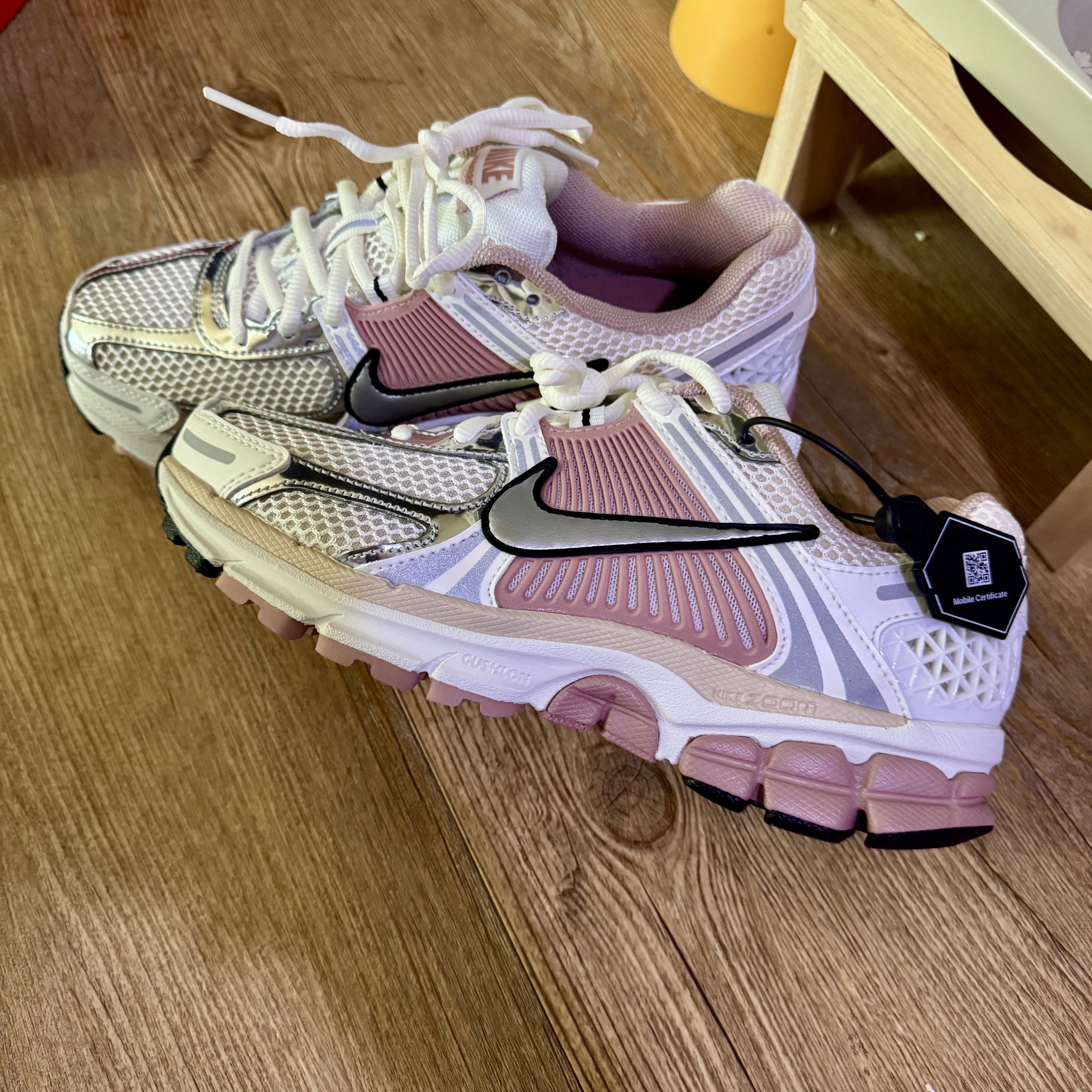 (W) Nike Zoom Vomero 5 Sail Particle Pink 착용 스타일 - 2