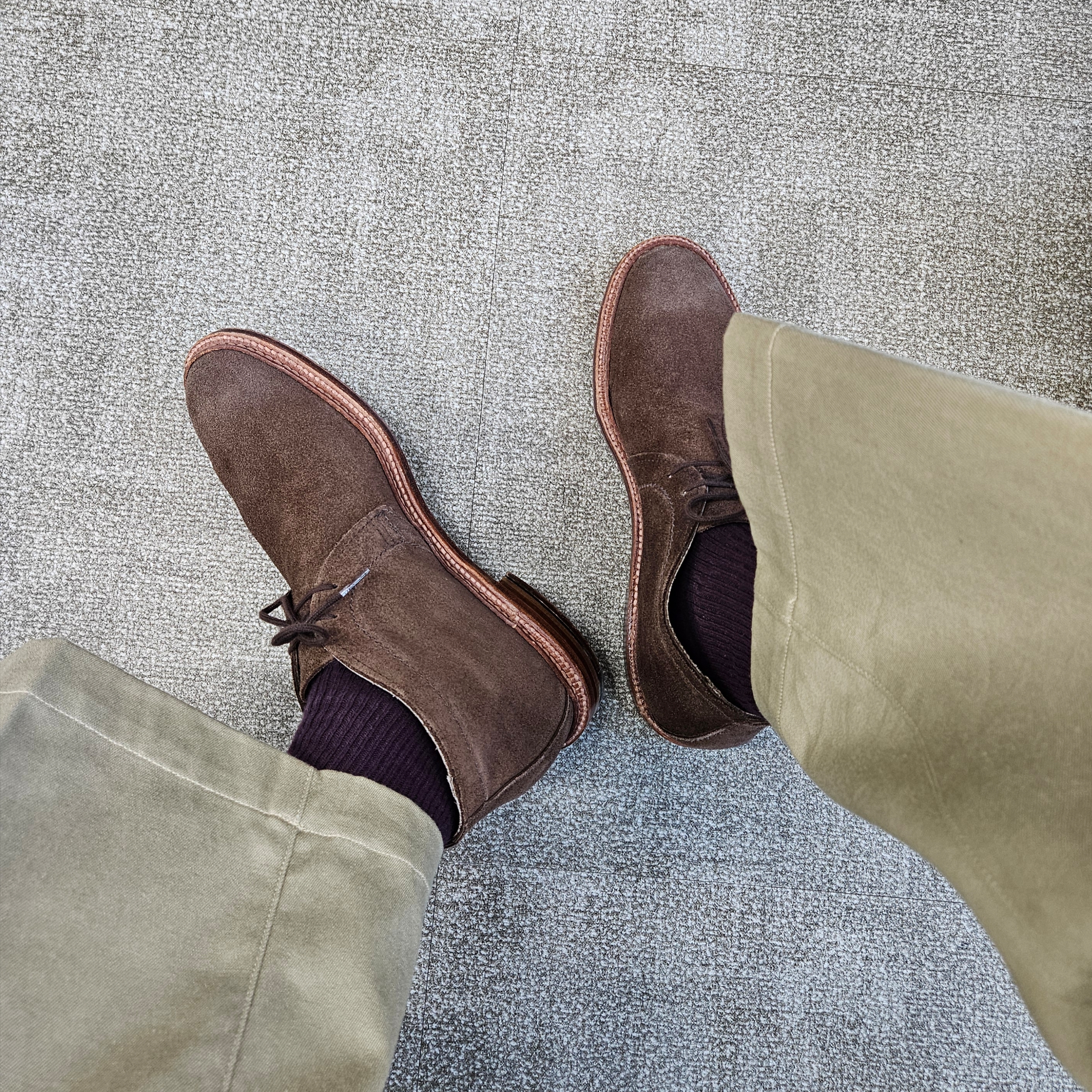 Alden 1493 Suede Unlined Chukka Boot Snuff - D, Comoli Denim Overpants Navy - 24SS 착용 스타일 - 3