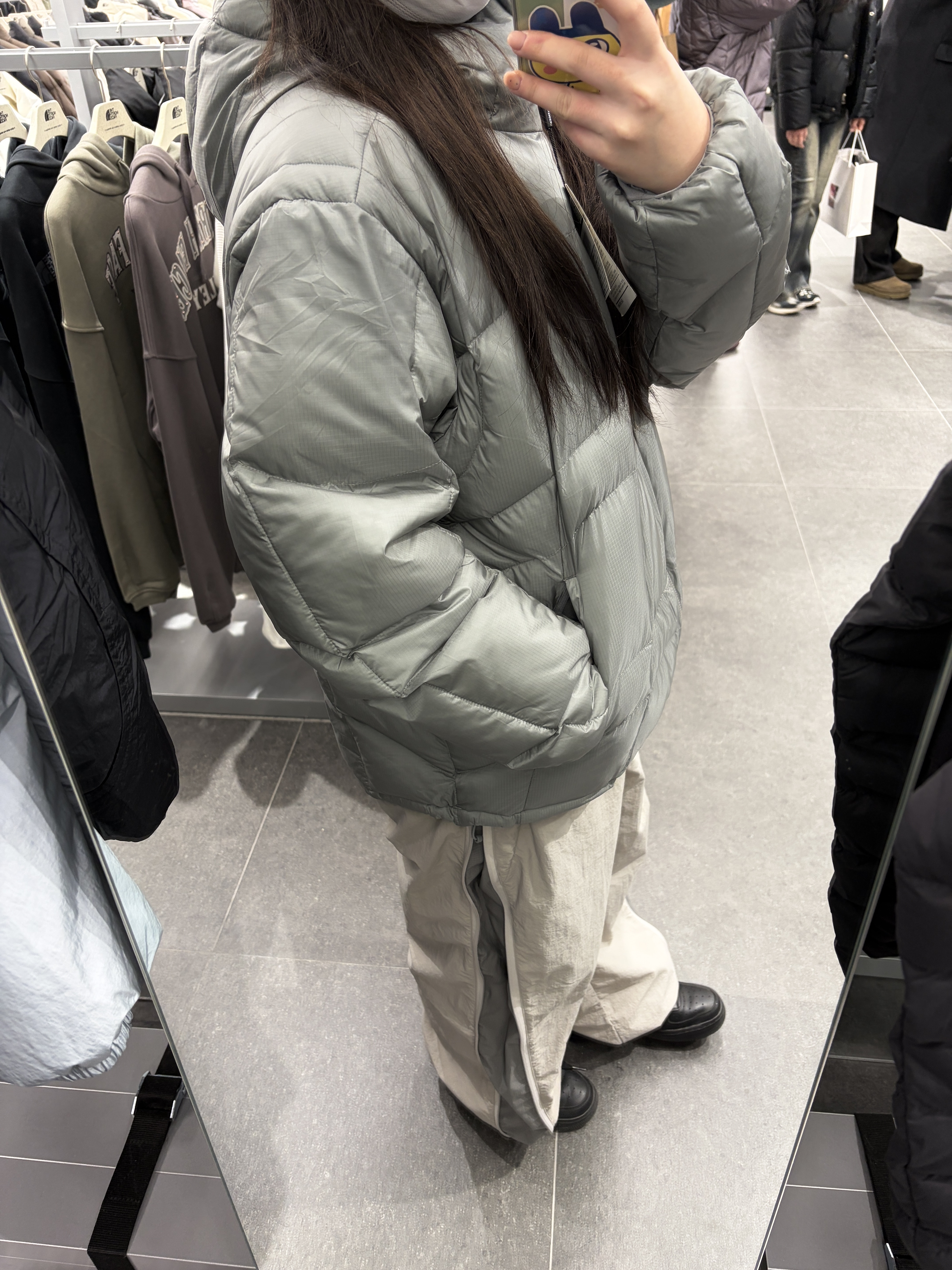 The North Face Wave LT On Jacket Gray, Nike Air Force 1 '07 Low Triple Black 착용 스타일 - 2