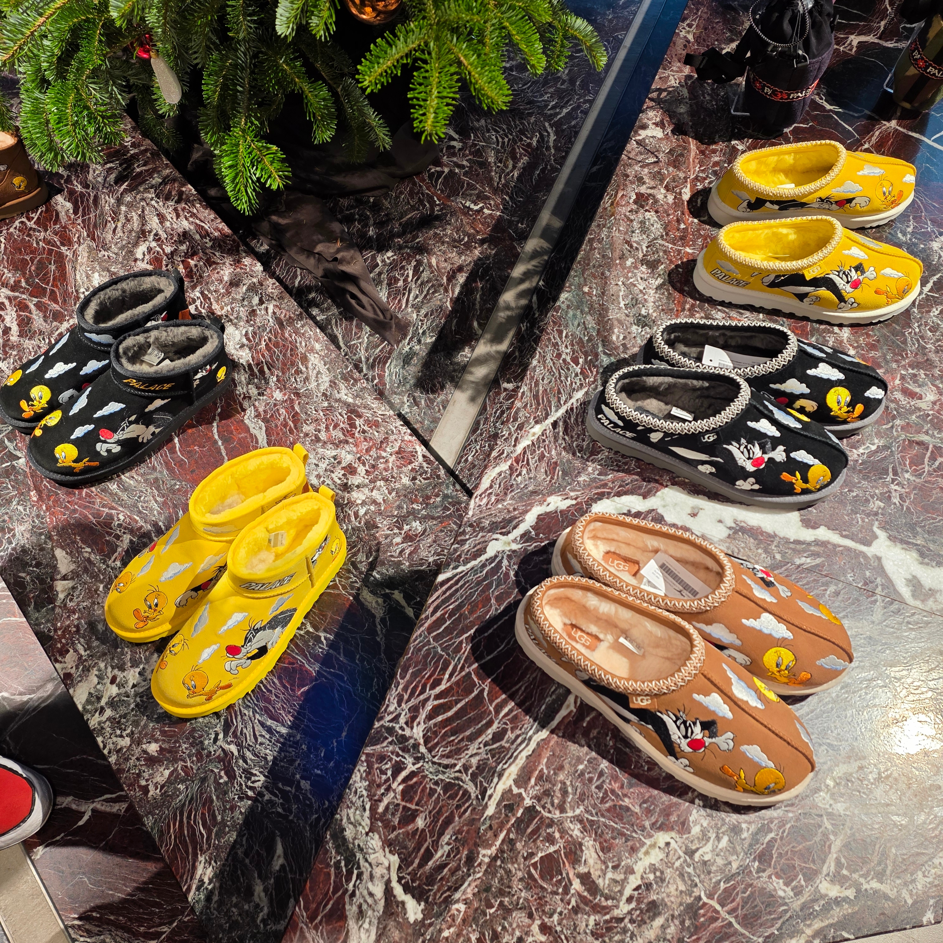 UGG x Palace x Looney Tunes Ultra Mini Boot Yellow, UGG x Palace x Looney Tunes Tasman Slipper Chestnut 착용 스타일