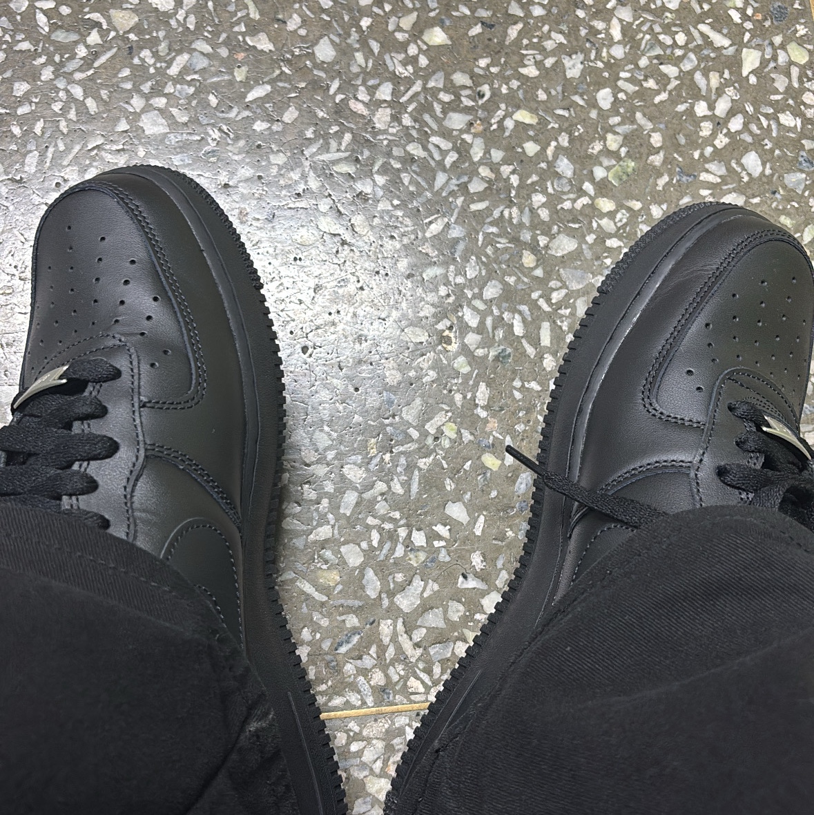 Nike Air Force 1 '07 Low Triple Black 착용 스타일