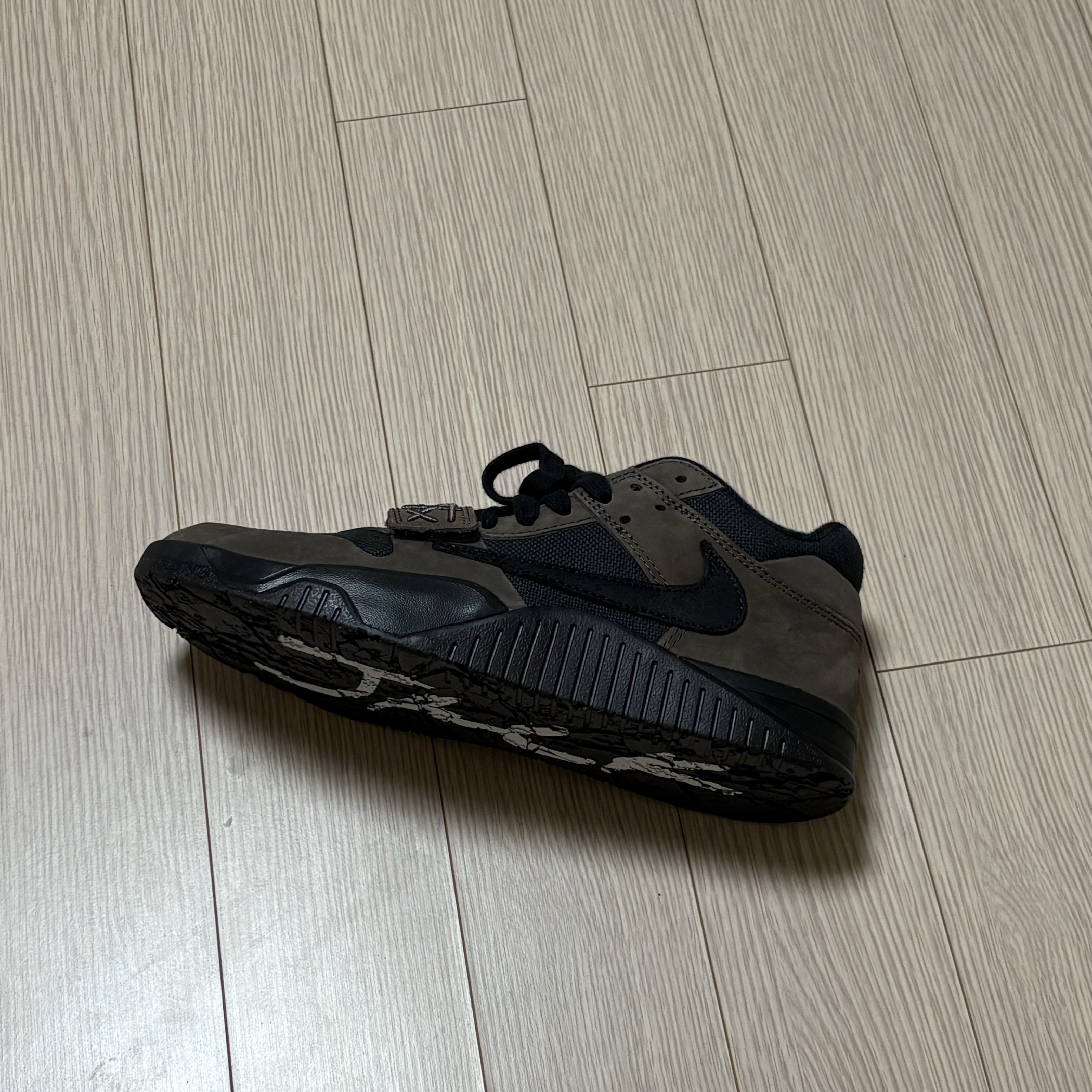 Jordan x Travis Scott Jumpman Jack TR Black and Dark Mocha 착용 스타일