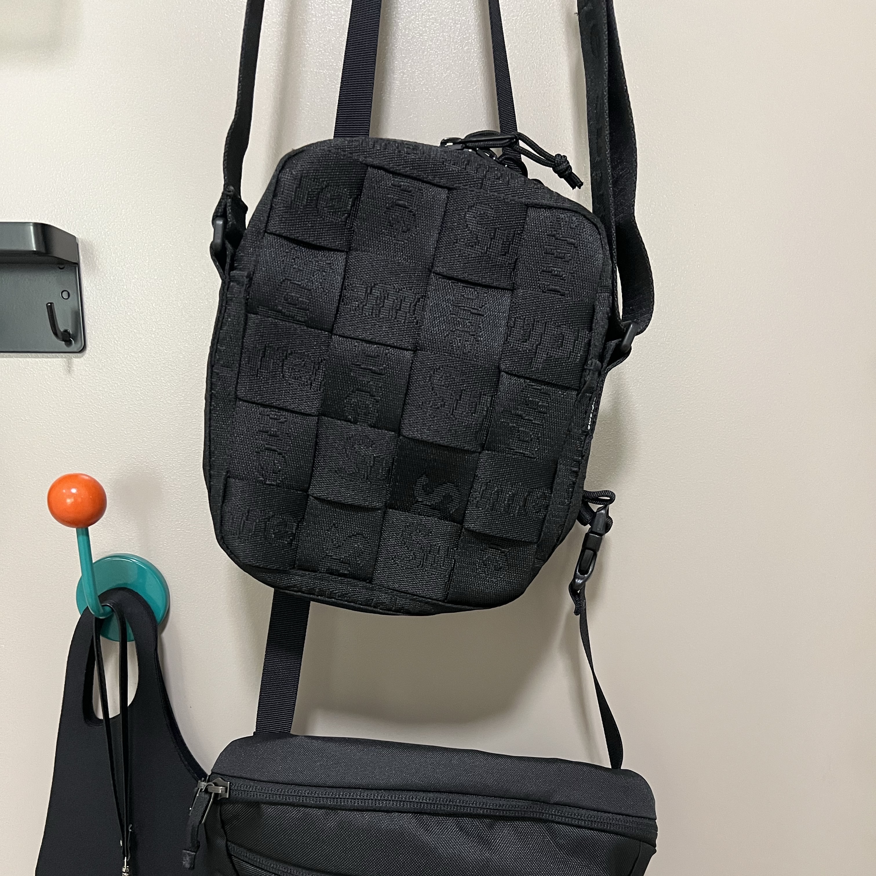 Supreme Woven Shoulder Bag Black - 23SS 착용 스타일