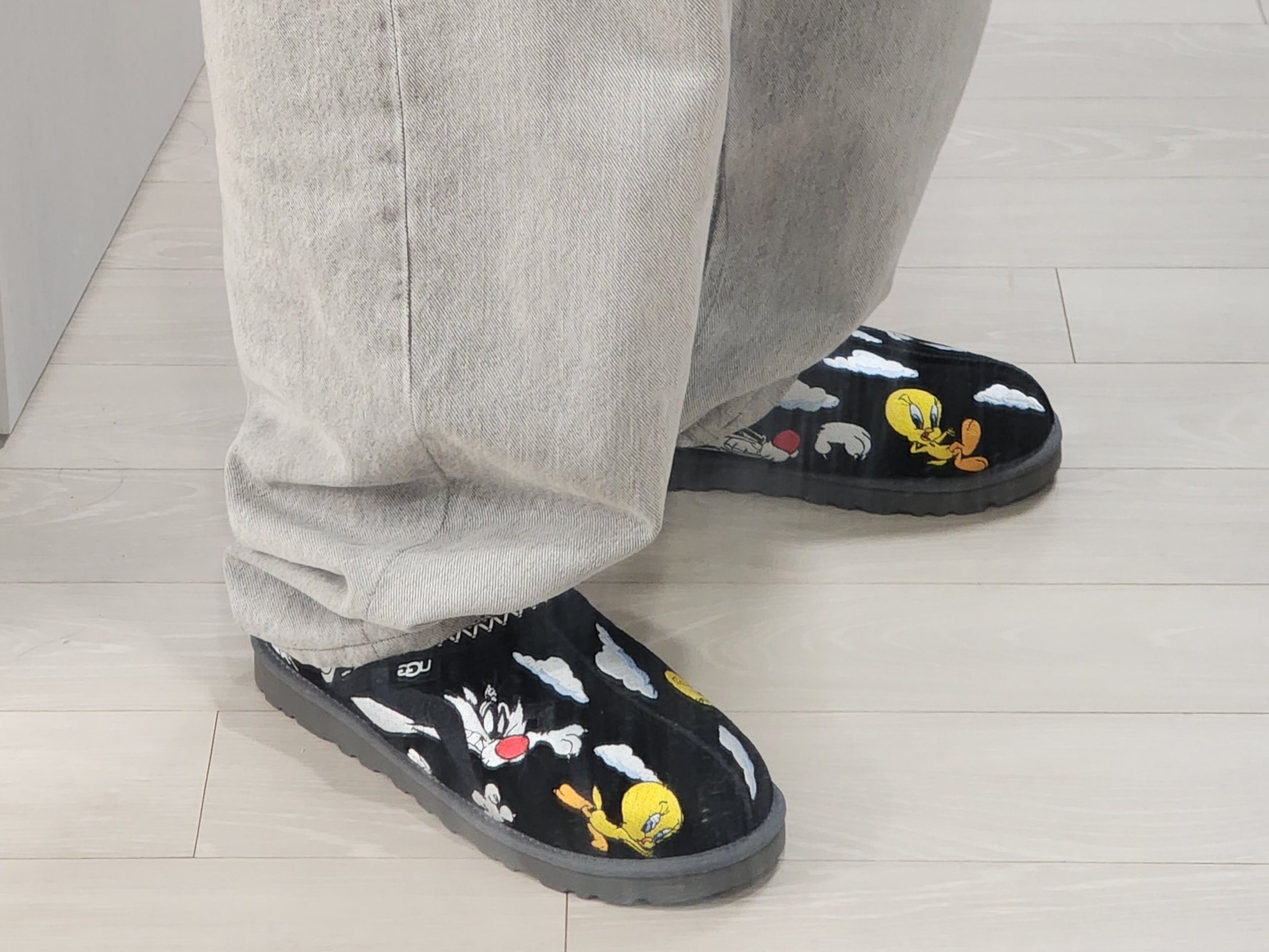 UGG x Palace x Looney Tunes Tasman Slipper Chestnut, UGG x Palace x Looney Tunes Tasman Slipper Black 착용 스타일 - 5