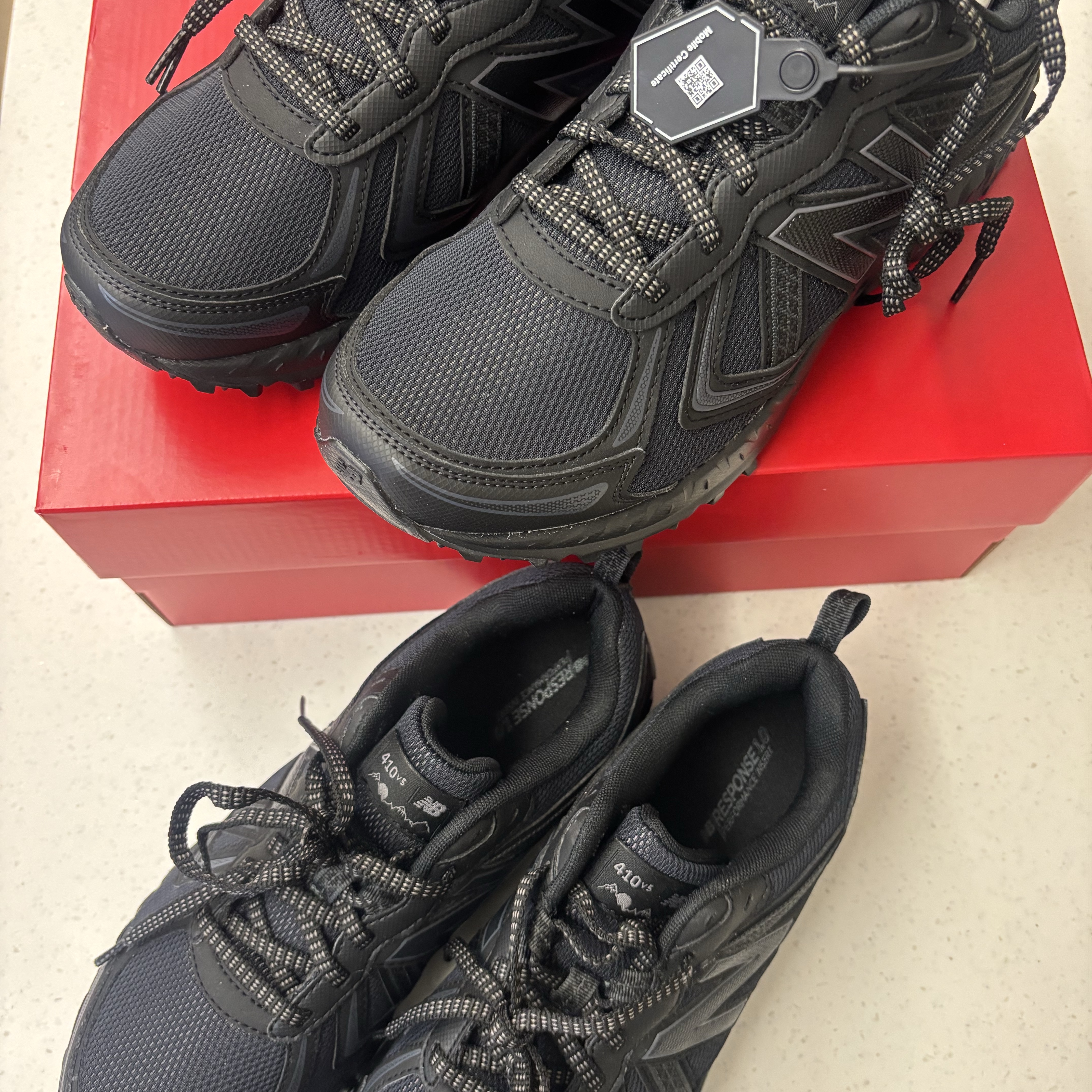 New Balance 410v5 Black - 2E Wide 착용 스타일