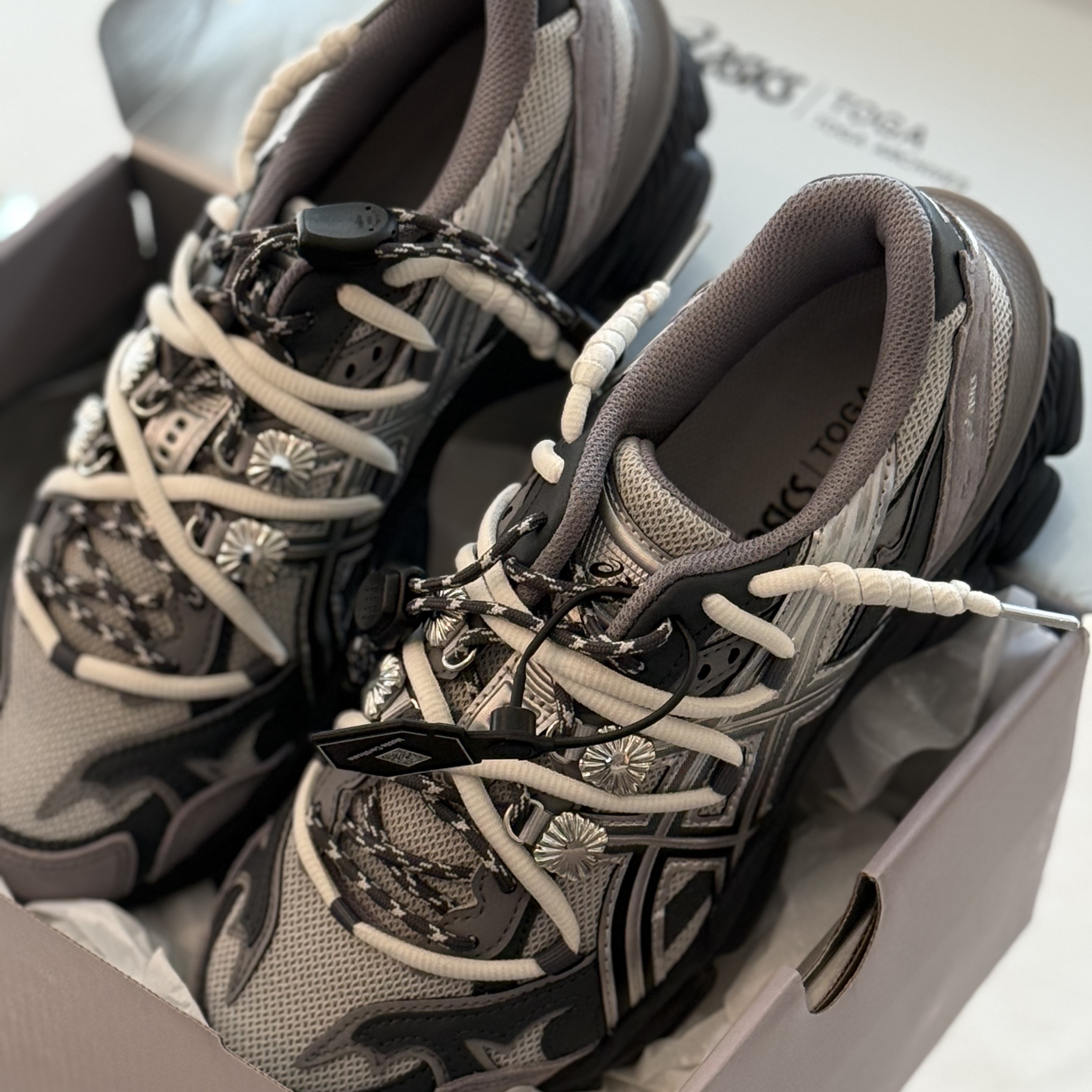 Asics x Toga Gel-Cumulus 16 TG Grey Black Pure Silver, Asics x Toga Gel-Cumulus 16 TG White Red Pure Silver 착용 스타일 - 2