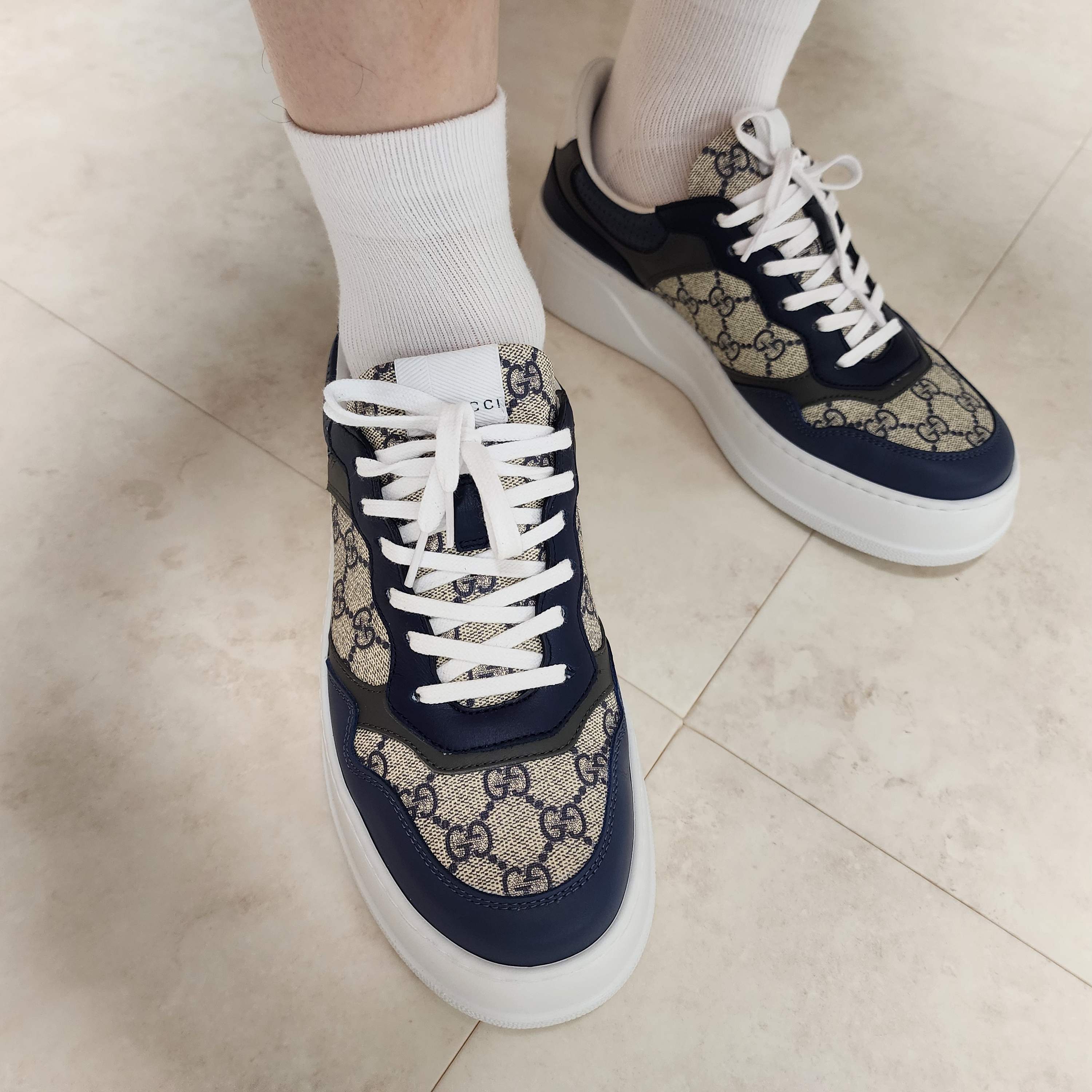 Gucci GG Sneaker Beige Blue Supreme 착용 스타일 - 2