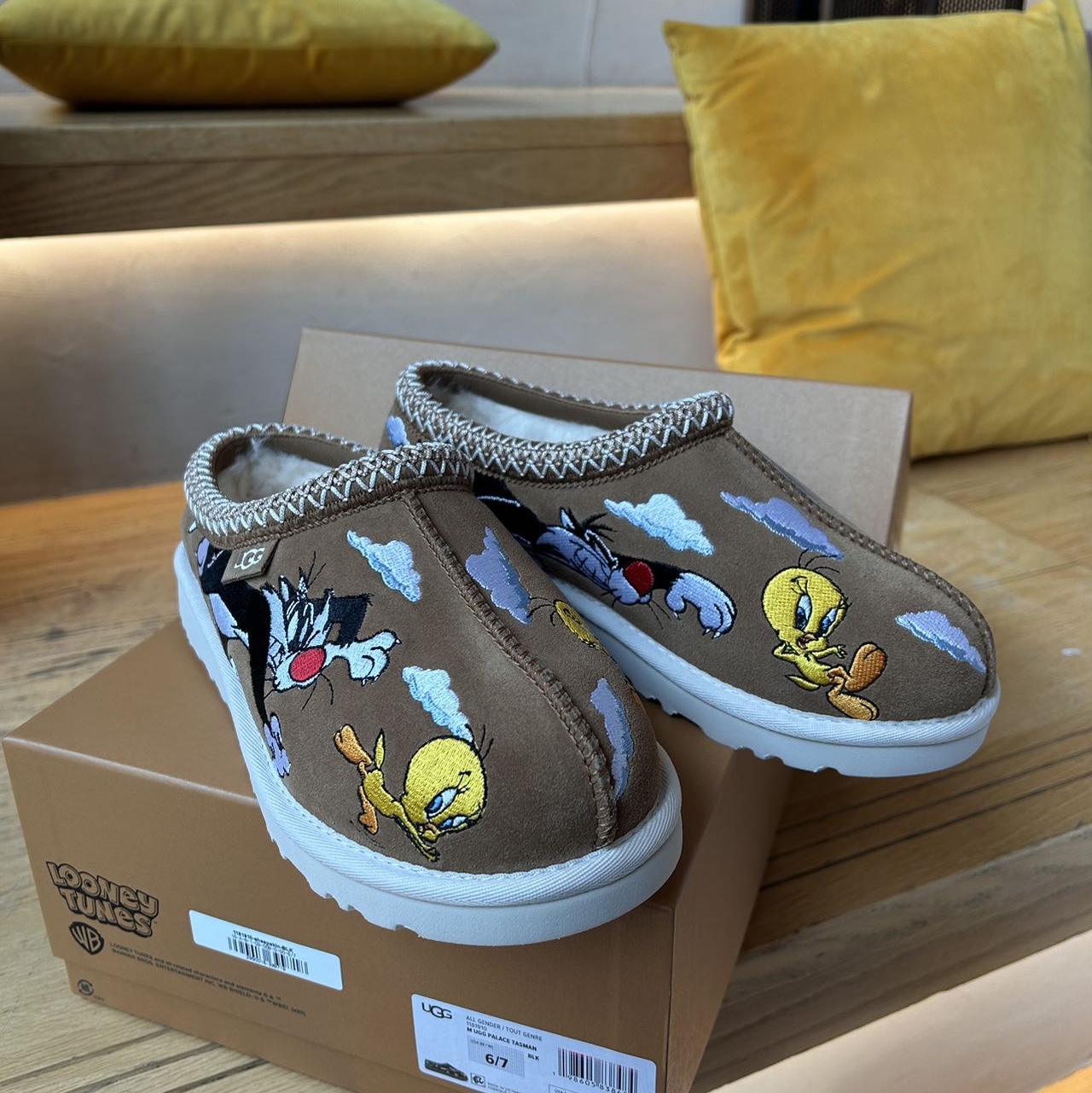 UGG x Palace x Looney Tunes Tasman Slipper Chestnut 착용 스타일 - 2