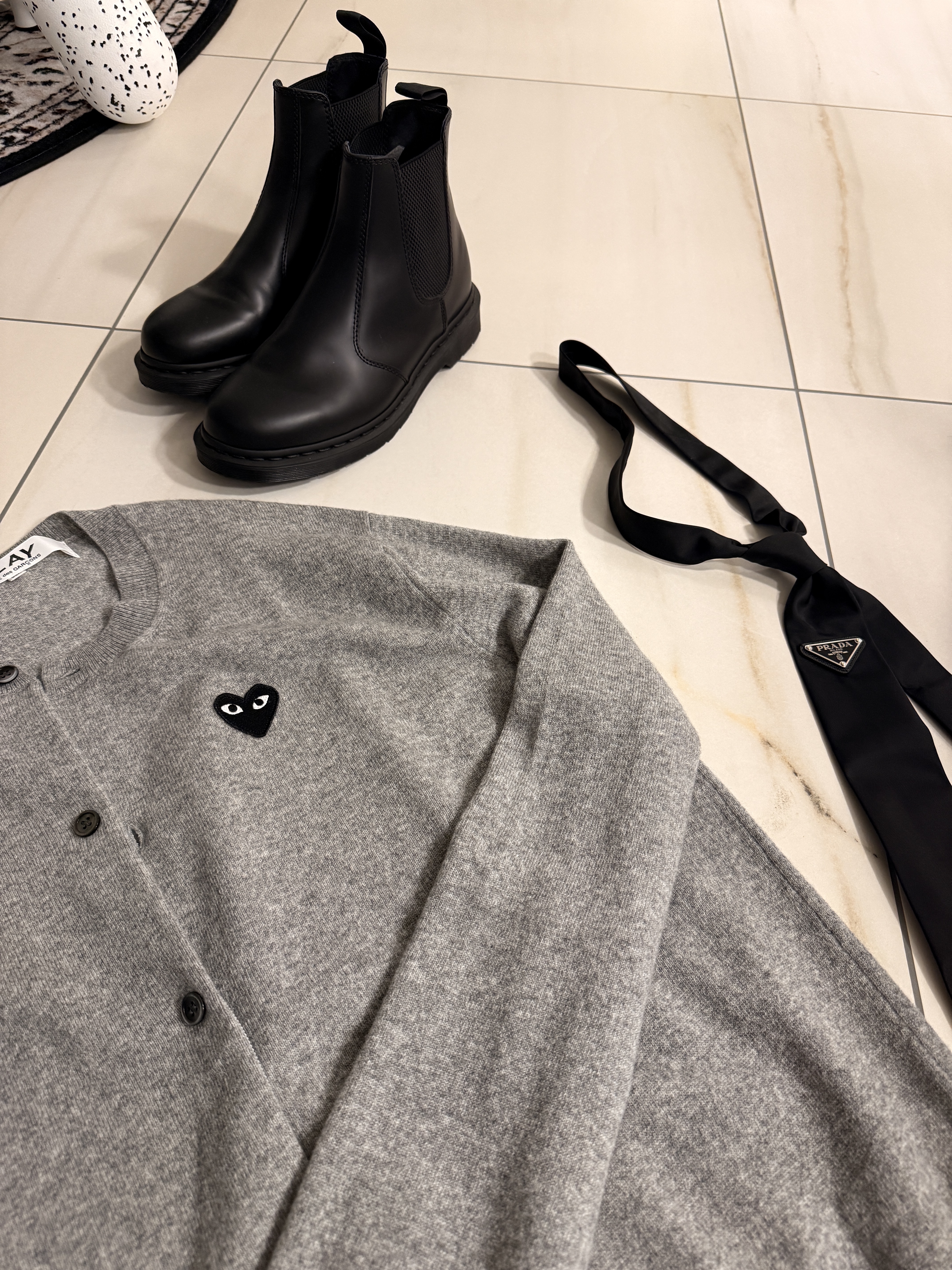 Prada Re-Nylon Gabardine Tie Black, Play Comme des Garcons Black Heart Knit Cardigan Grey 착용 스타일 - 2
