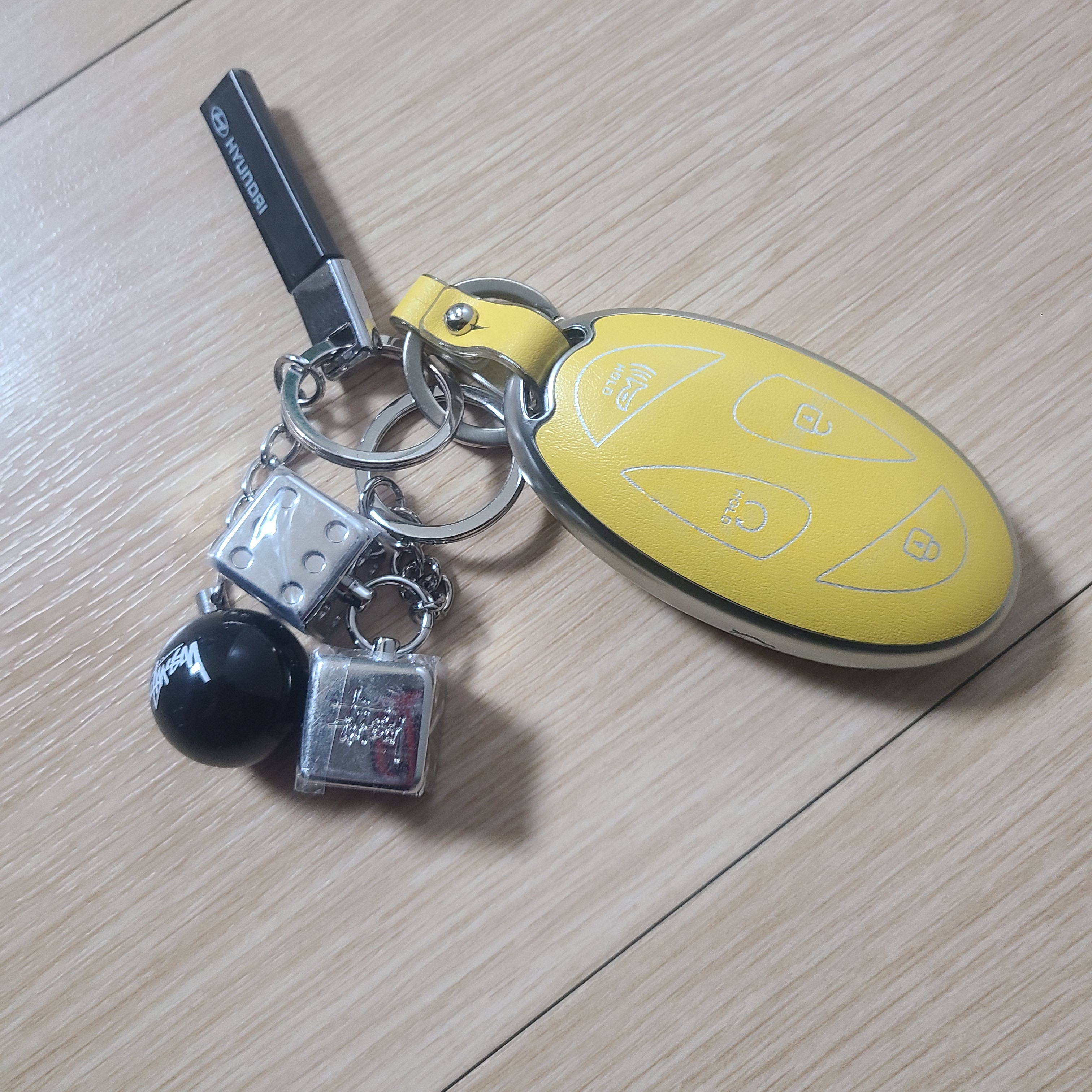 Stussy Metal Dice Keychain Silver 착용 스타일