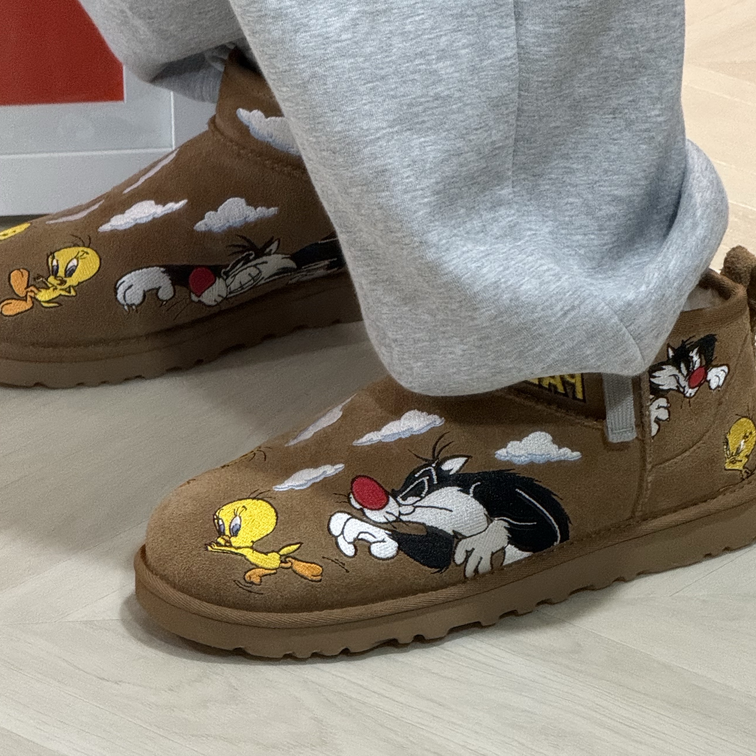 UGG x Palace x Looney Tunes Ultra Mini Boot Chestnut 착용 스타일 - 2