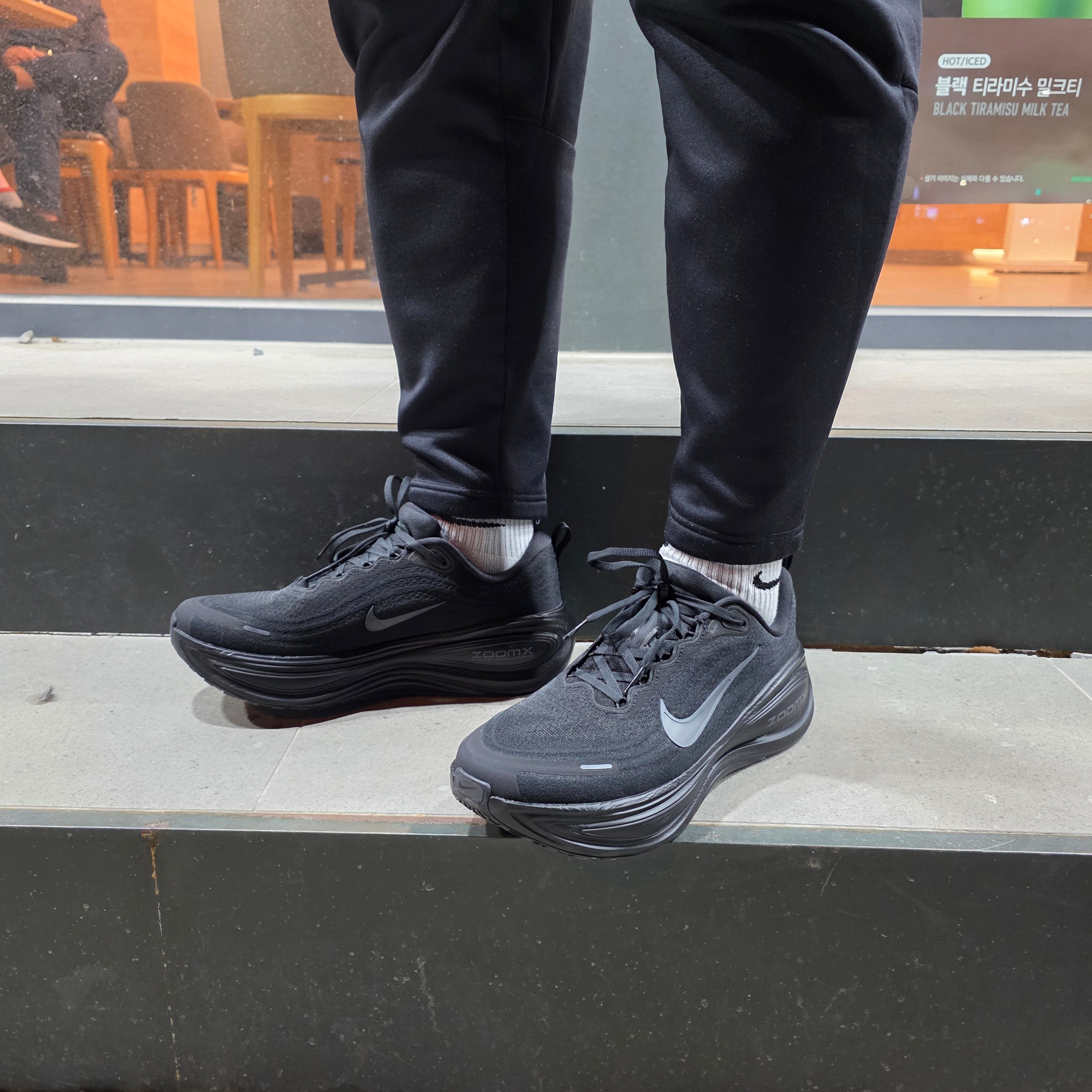 Nike Vomero Plus Black Metallic Dark Grey 착용 스타일