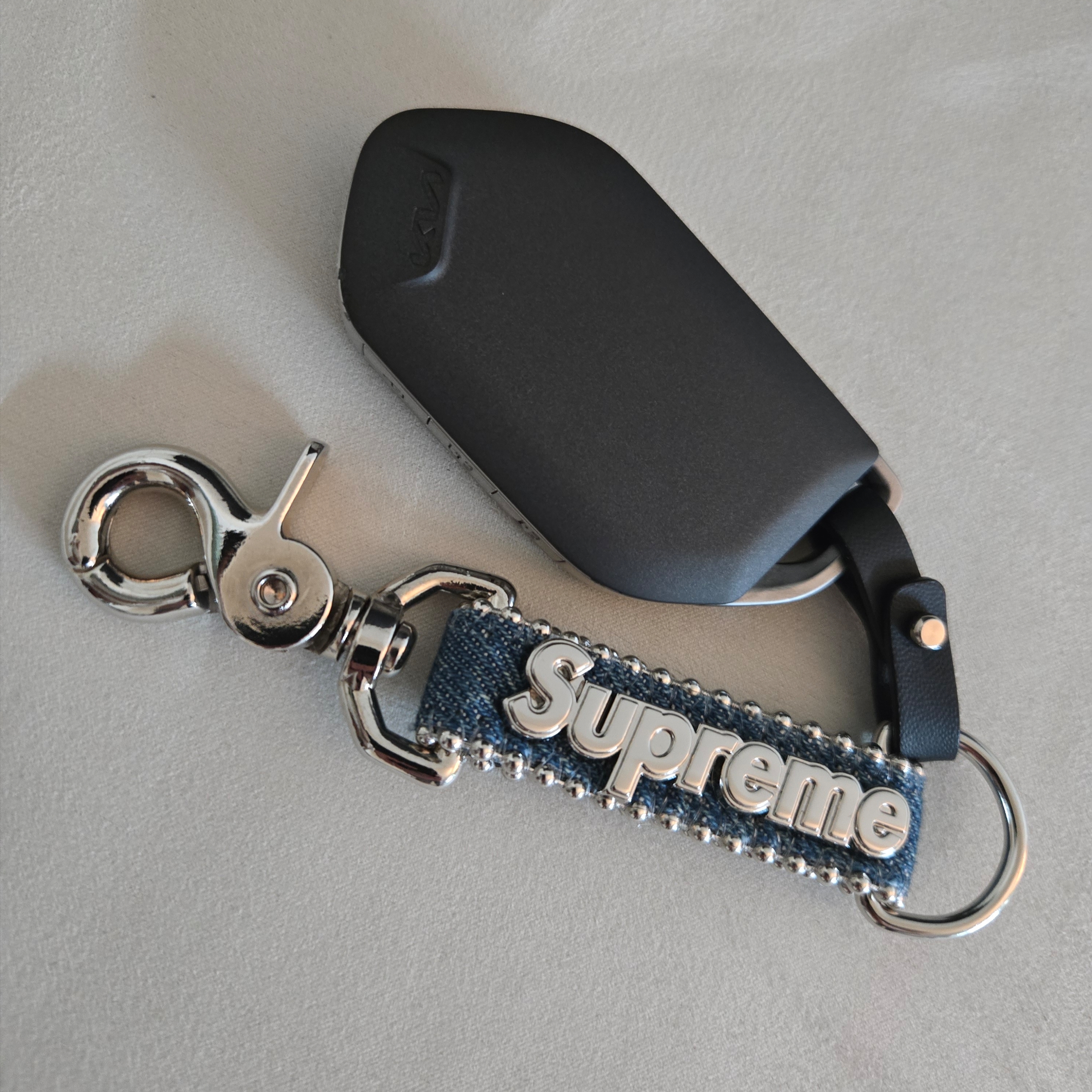 Supreme x B.B. Simon Denim Keychain Washed Indigo - 25SS 착용 스타일