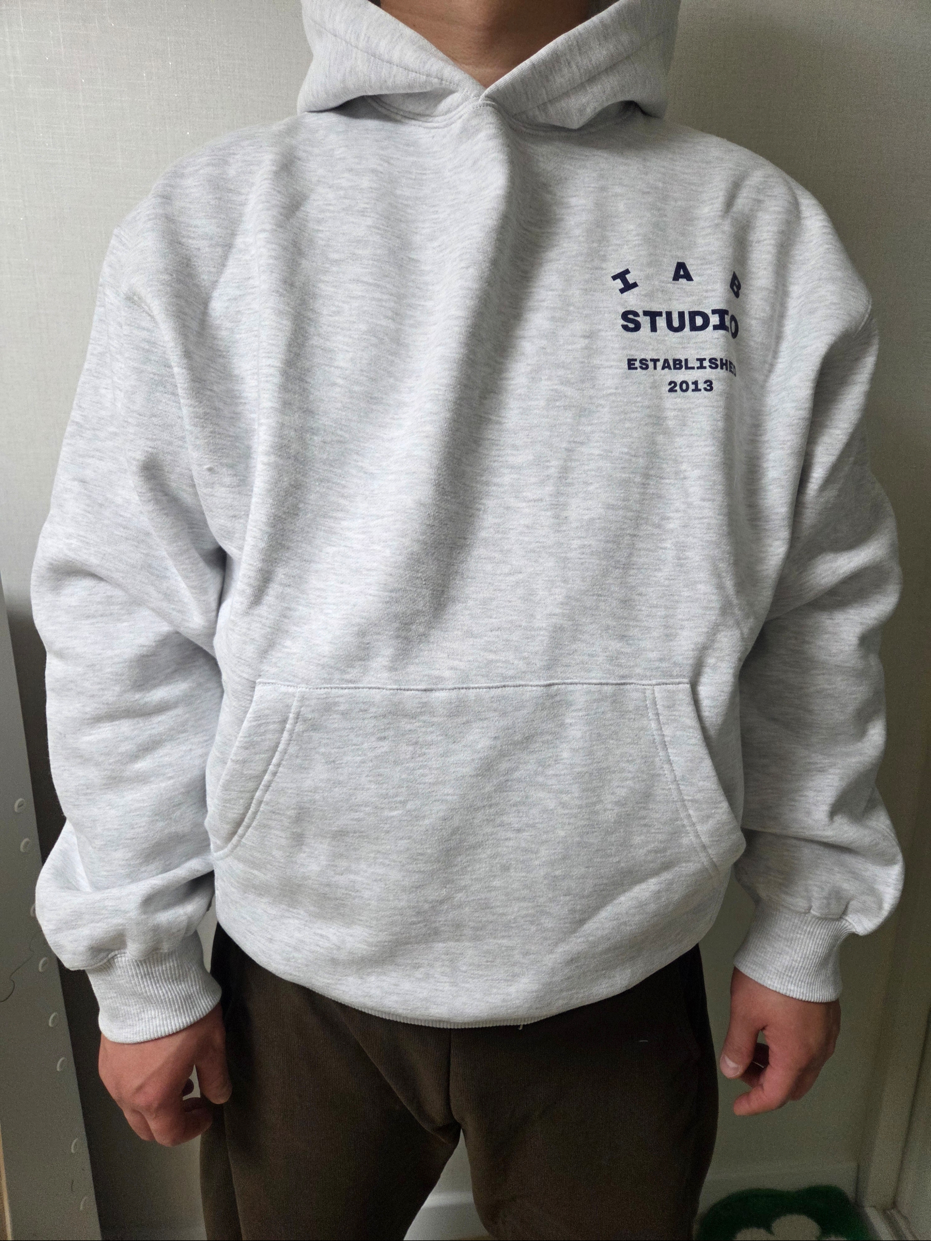 IAB Studio 25 Hoodie Light Gray Navy 착용 스타일 - 1