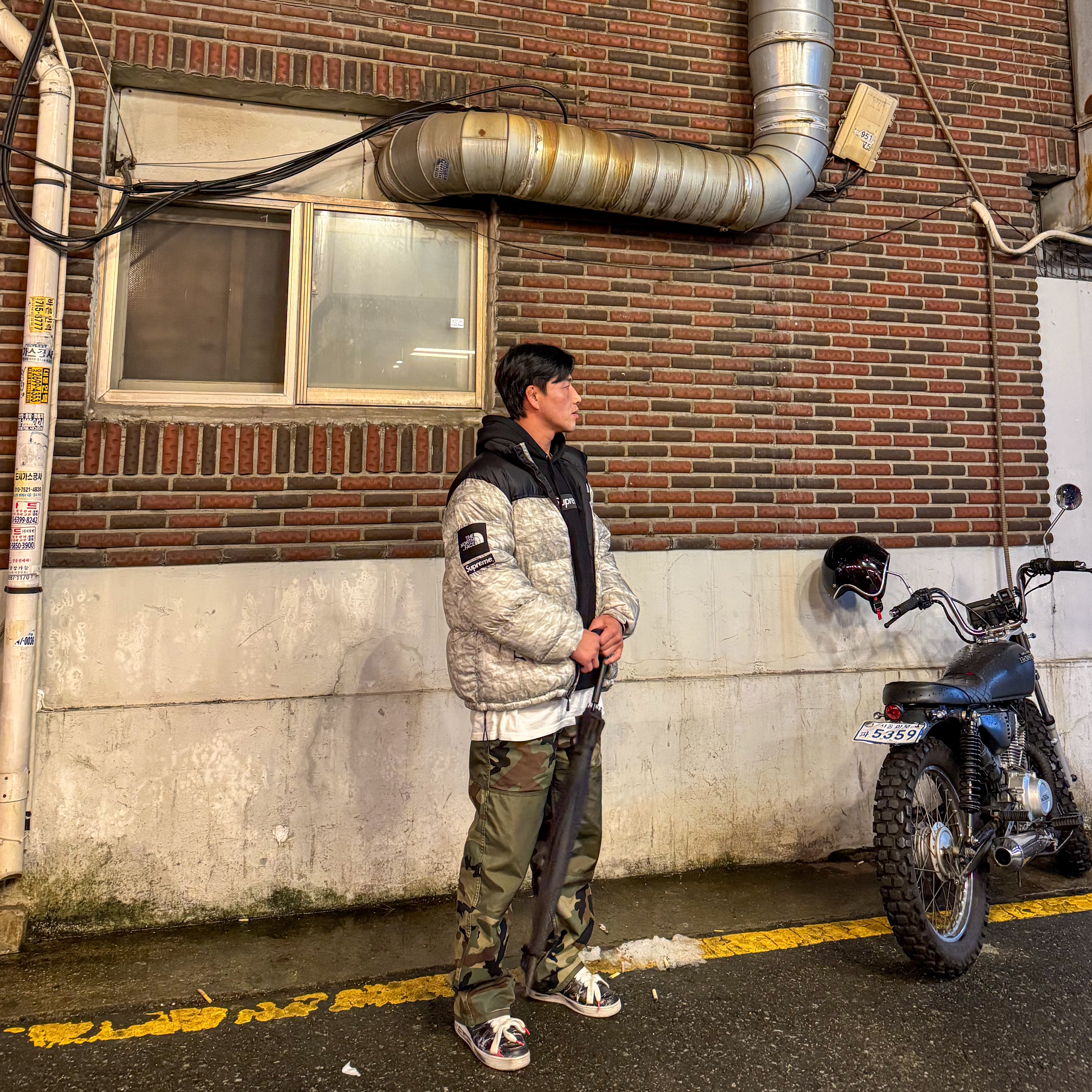 Stussy Utility Pants Woodland Camo, Nike x Peaceminusone Air Force 1 Low Para-Noise 3.0 Black and Multicolor 착용 스타일 - 2