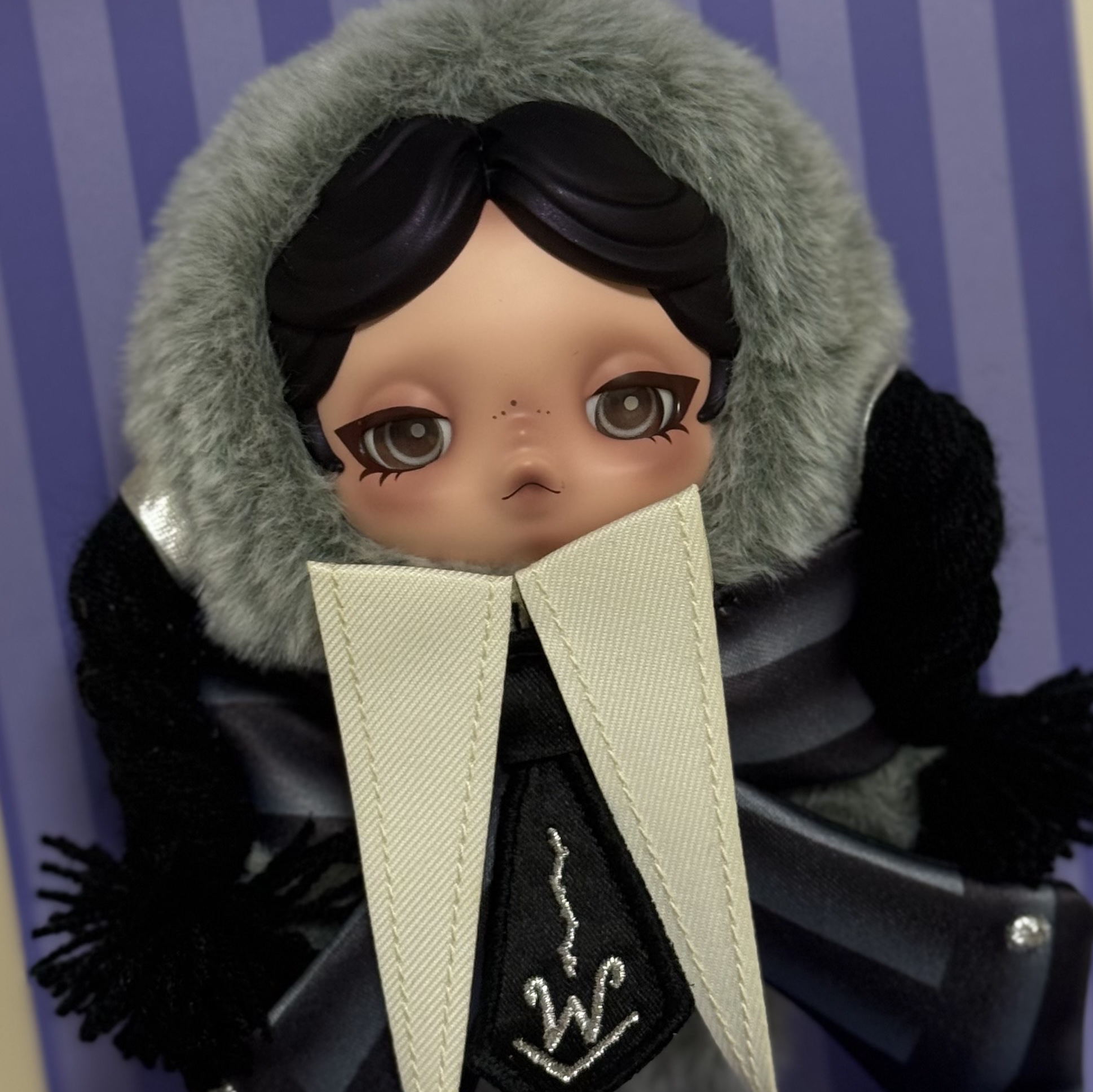Pop Mart Skullpanda x Wednesday Plush Nevermore Academy Uniform Version 착용 스타일 - 3