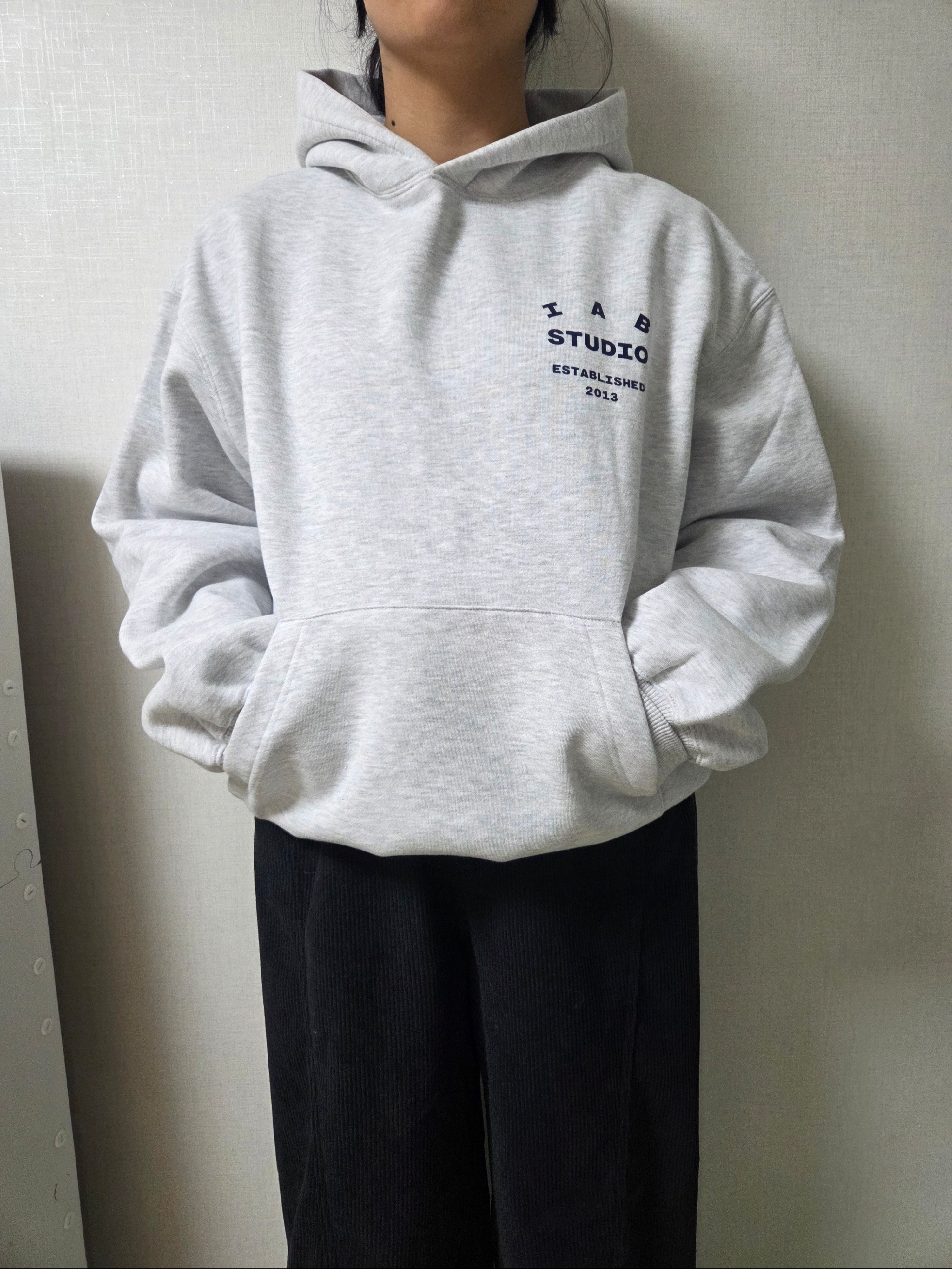 IAB Studio 25 Hoodie Light Gray Navy 착용 스타일 - 1