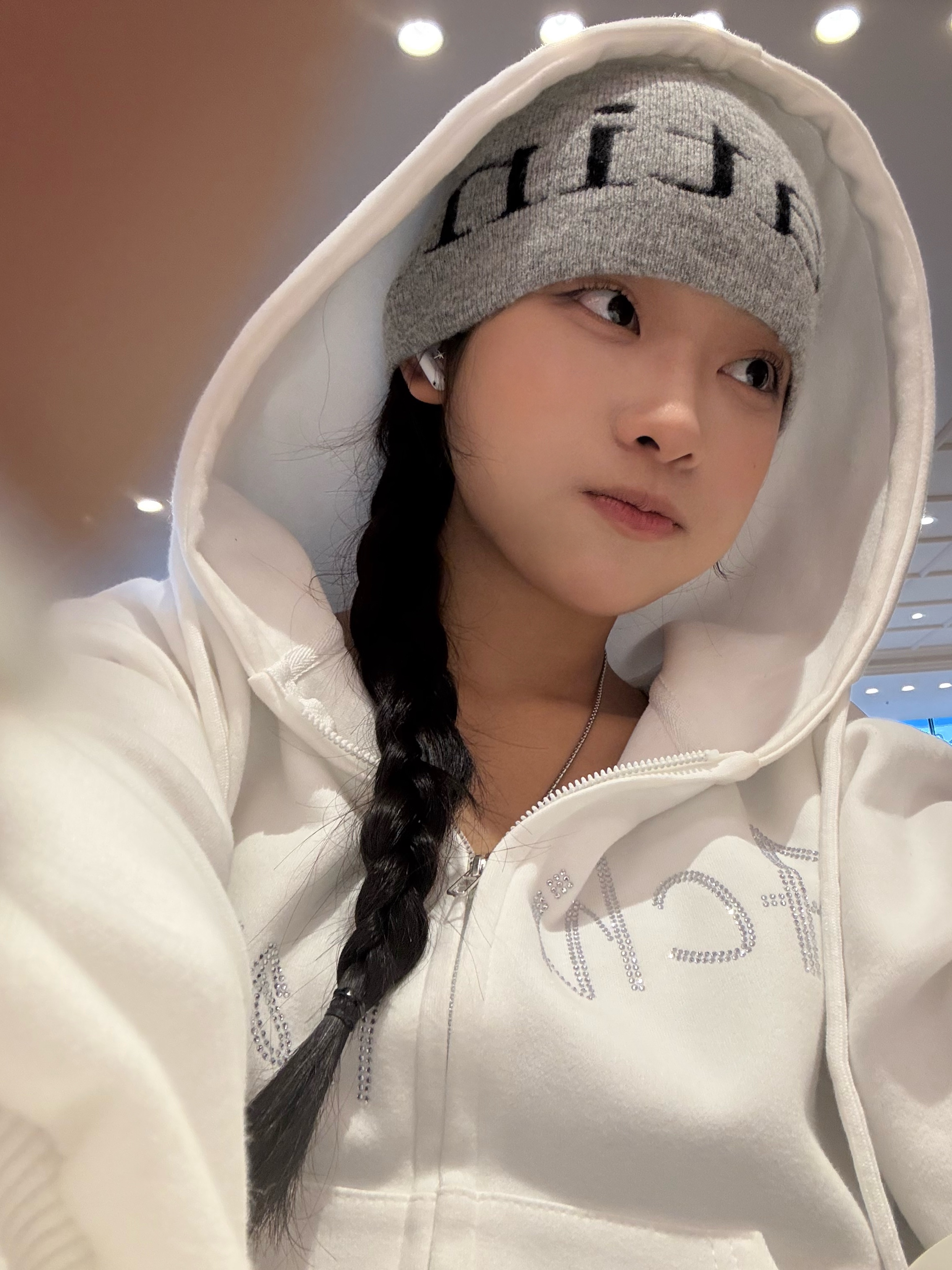 Matin Kim Logo Jacquard Short Beanie Grey 착용 스타일 - 3