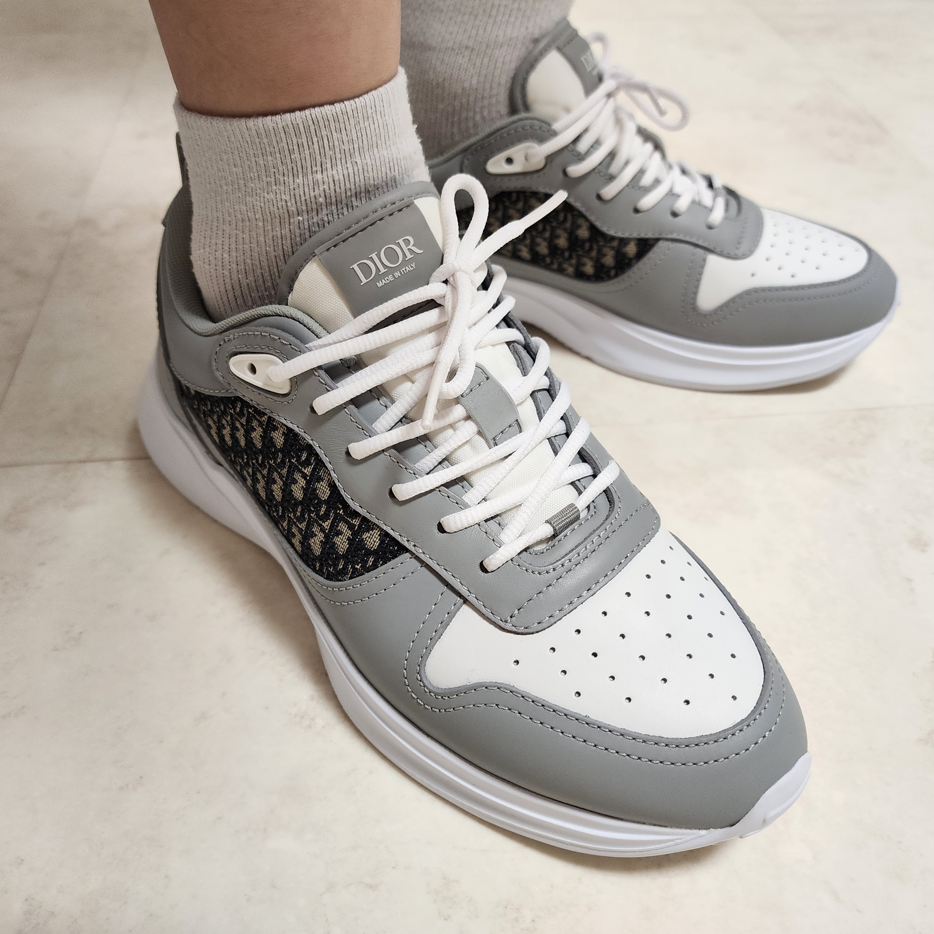 Dior B25 Runner Sneakers Smooth Calfskin and Beige & Black Dior Oblique Jacquard Grey 착용 스타일 - 1
