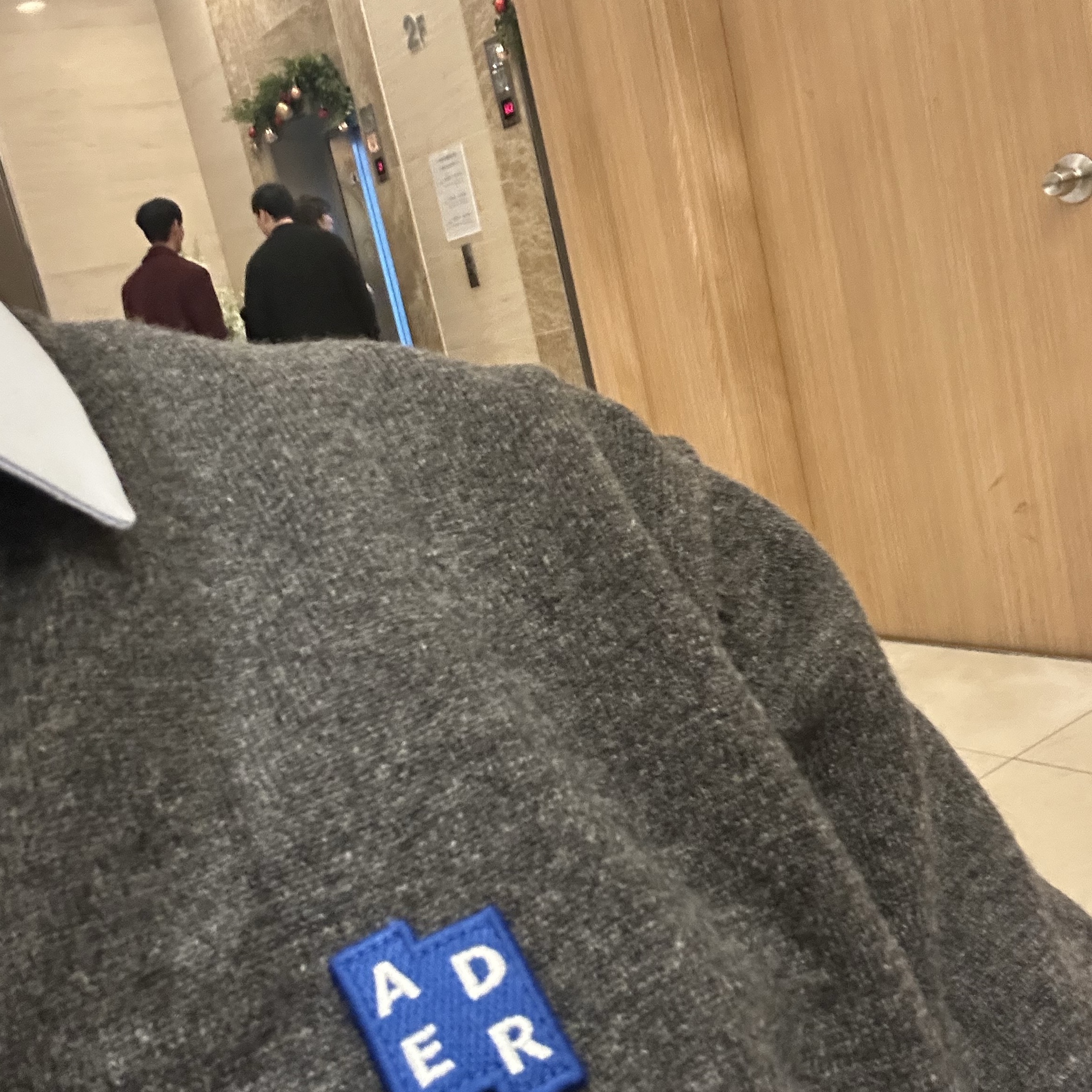 Ader Error Sig; TRS/BL Tag Cardigan 02 Charcoal 착용 스타일