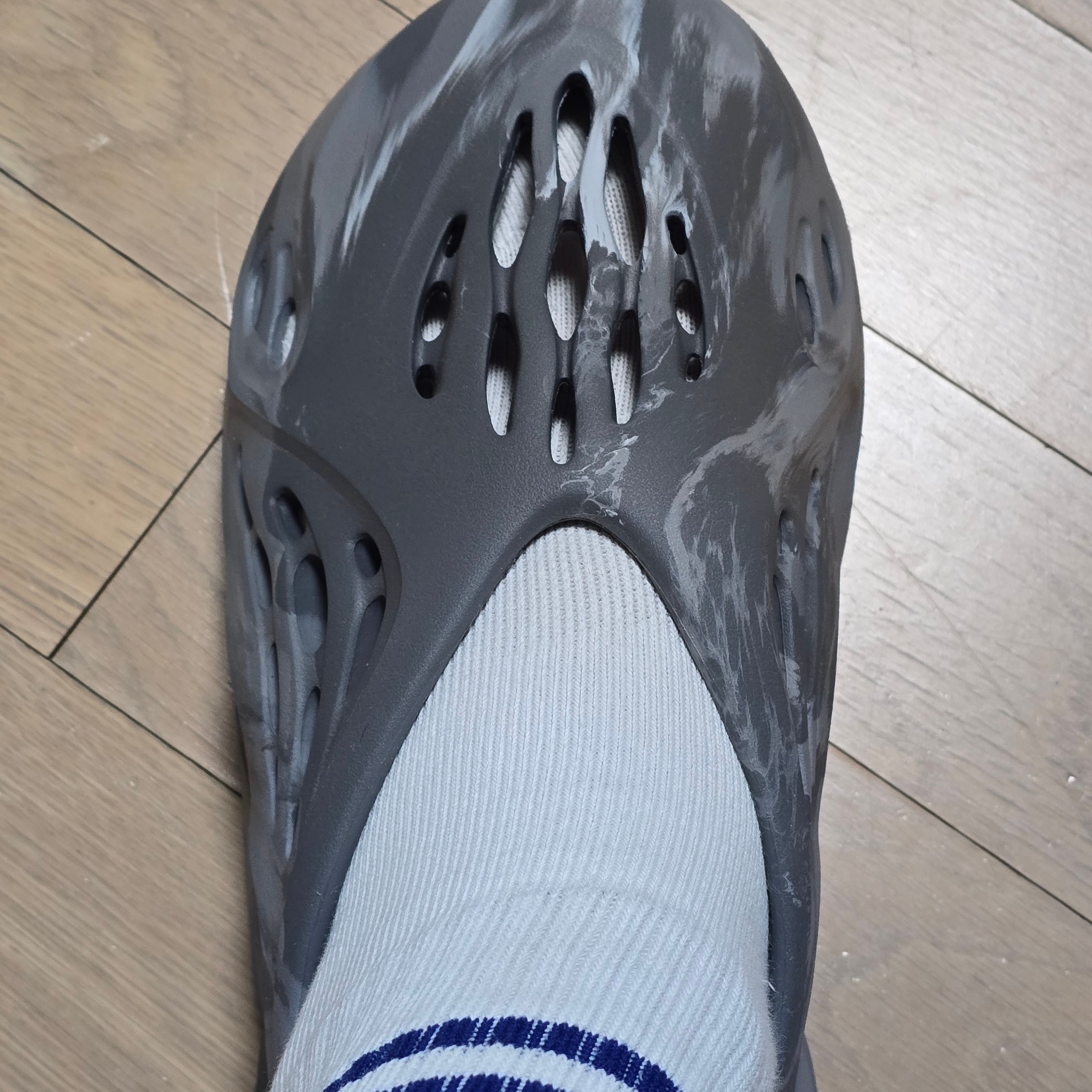 Adidas Yeezy Foam RNNR MX Granite 착용 스타일