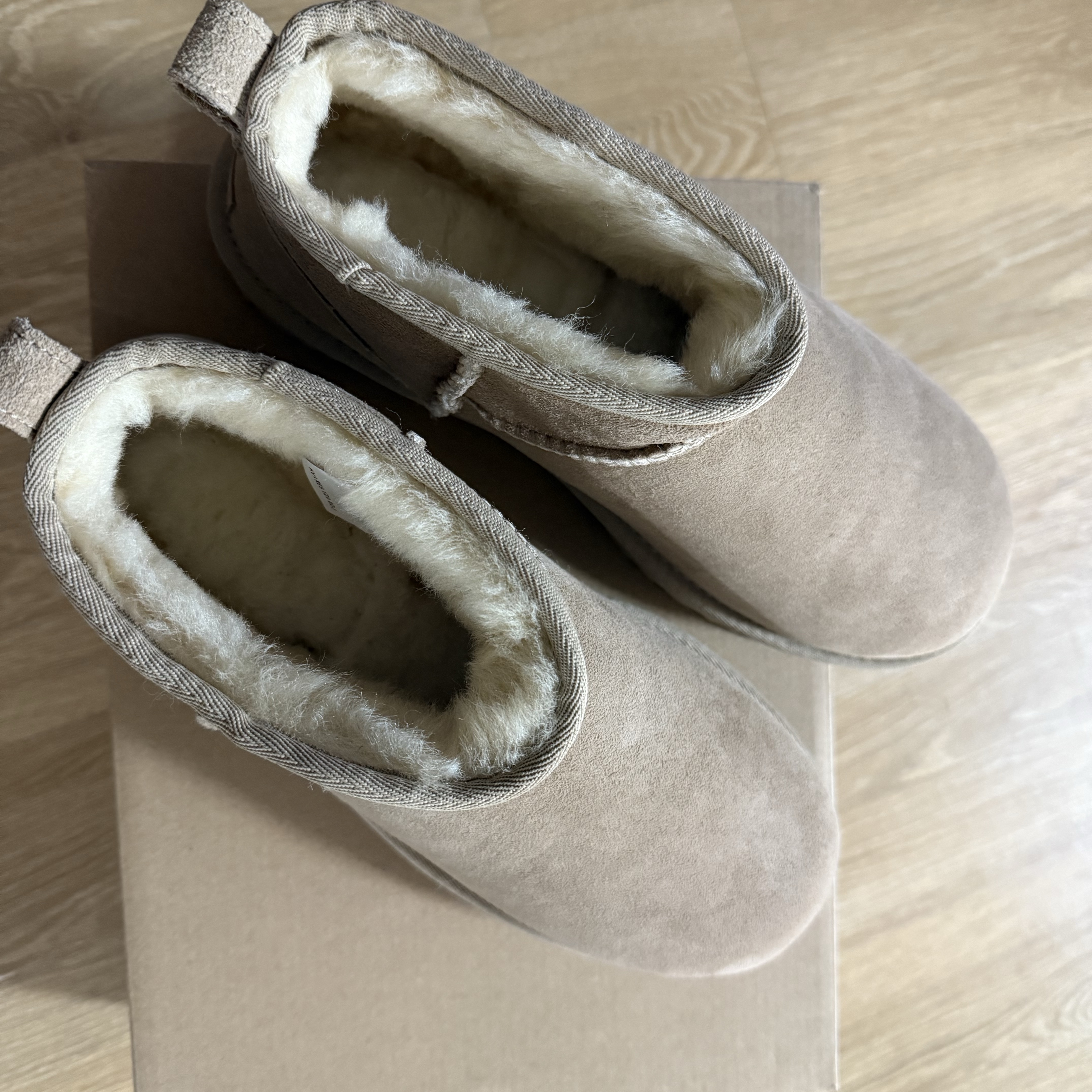 (W) UGG Classic Ultra Mini Boots Sand 착용 스타일 - 2