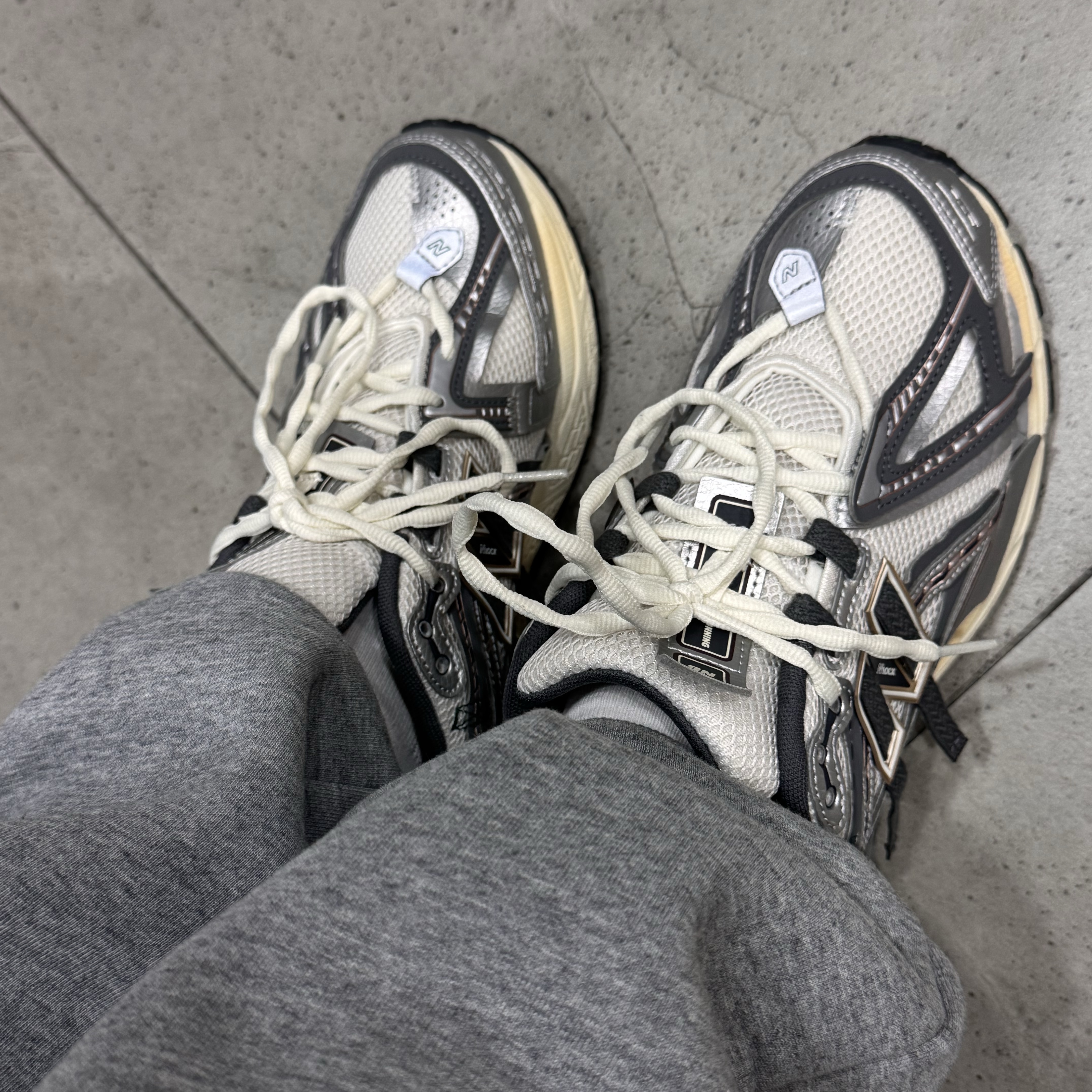 New Balance 1906A Silver Metallic Castlerock 착용 스타일