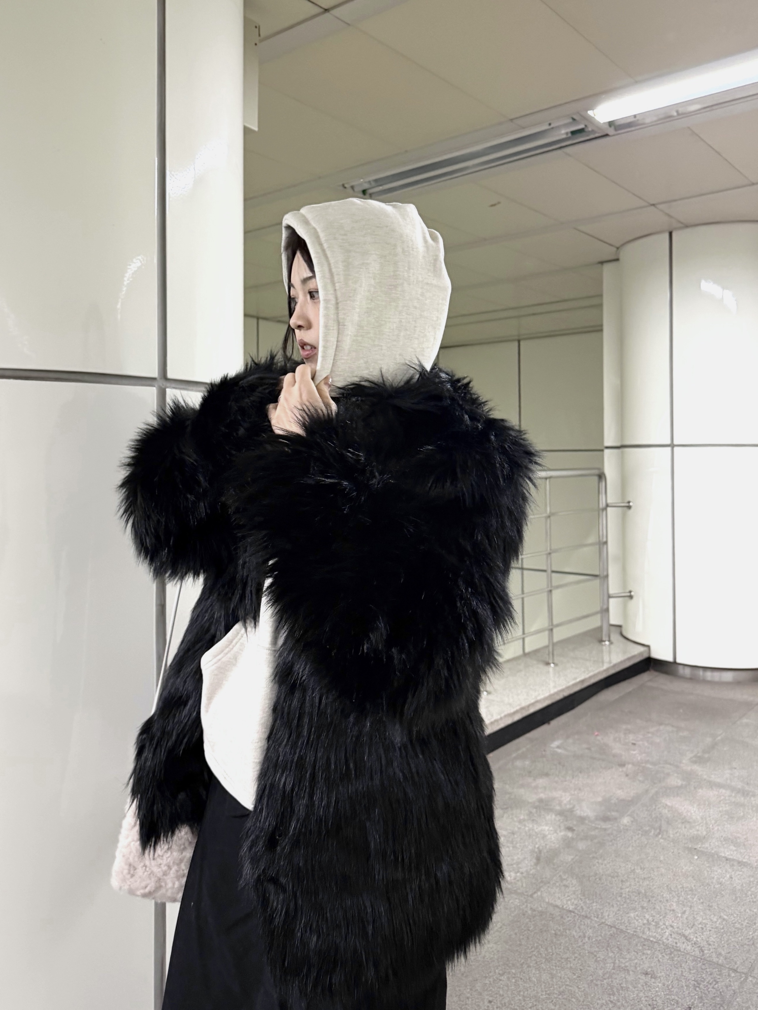Nike x Stussy Air Force 1 '07 Mid SP Black and Light Bone, COS Crossbody Pouch Teddy Cream 착용 스타일 - 5