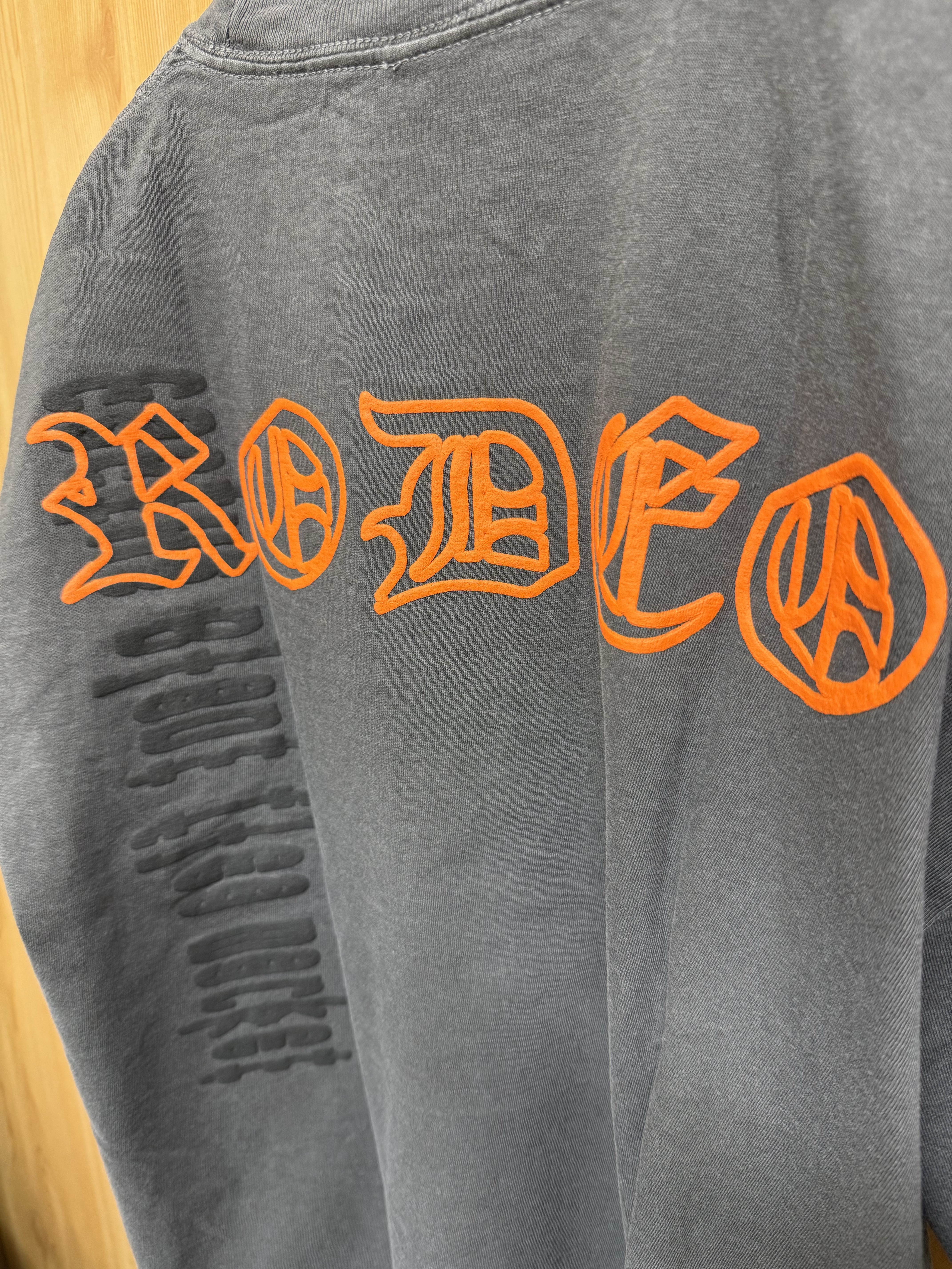 Travis Scott Rodeo x Cactus Plant Flee Market Track 8 T-Shirt Black 착용 스타일 - 3