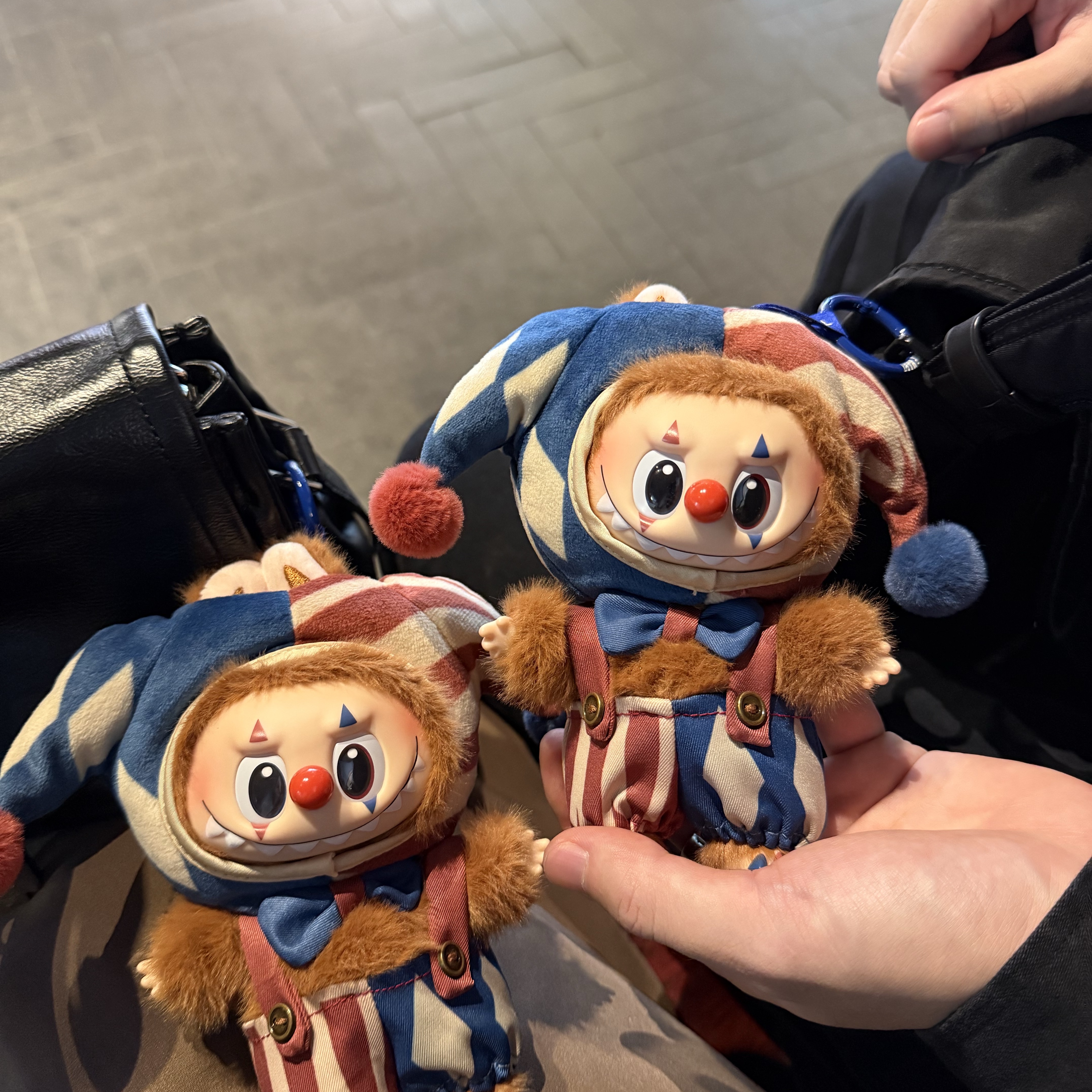 Pop Mart Why So Serious Series Vinyl Plush Pendant Juggling Clown (Opened Case) 착용 스타일