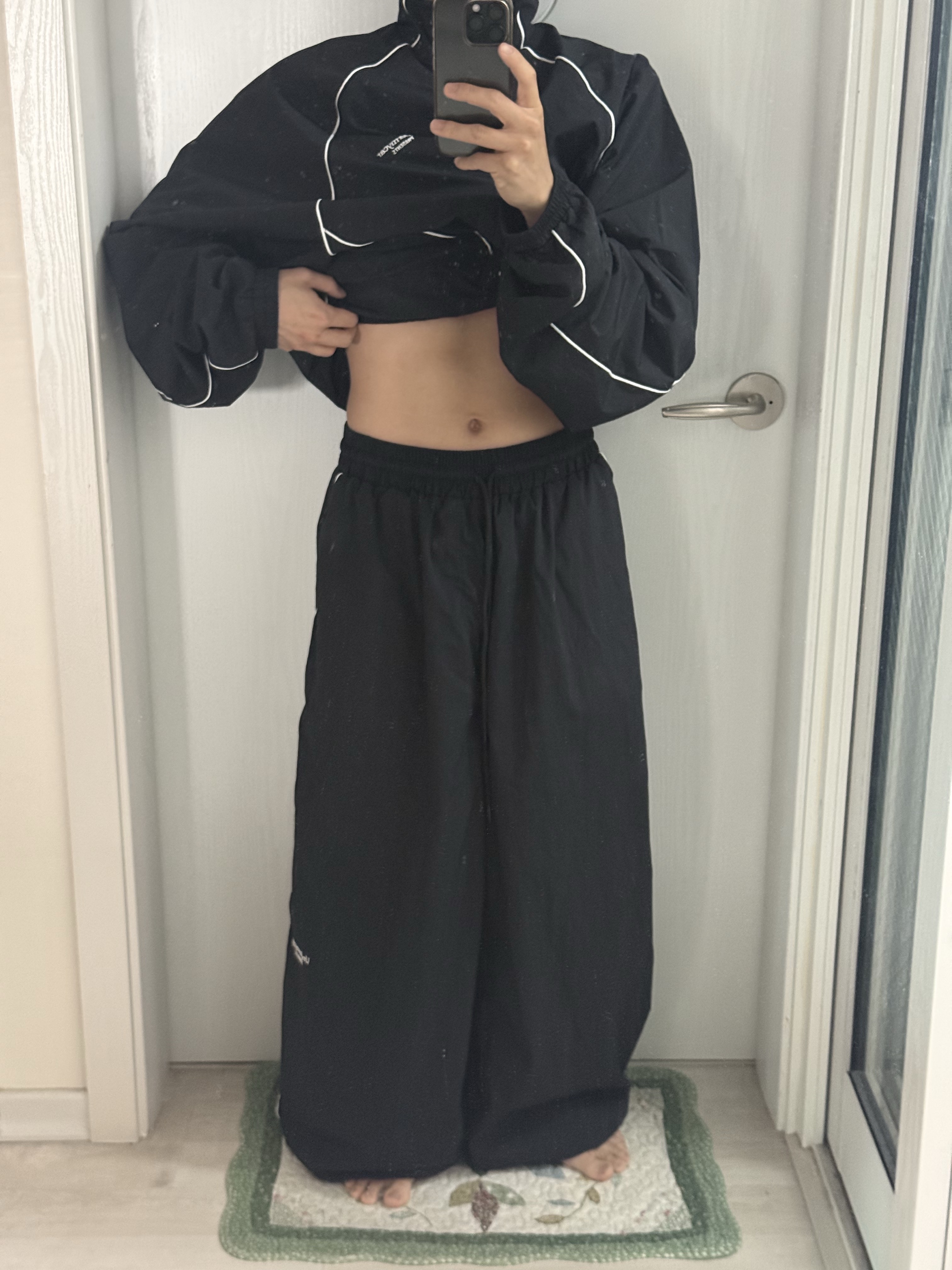 Undermycar MU.132 Original Logo Piping Line Track Jacket Black, Undermycar Mu.126 Original Logo Piping Line Nylon Pants Black 착용 스타일 - 4