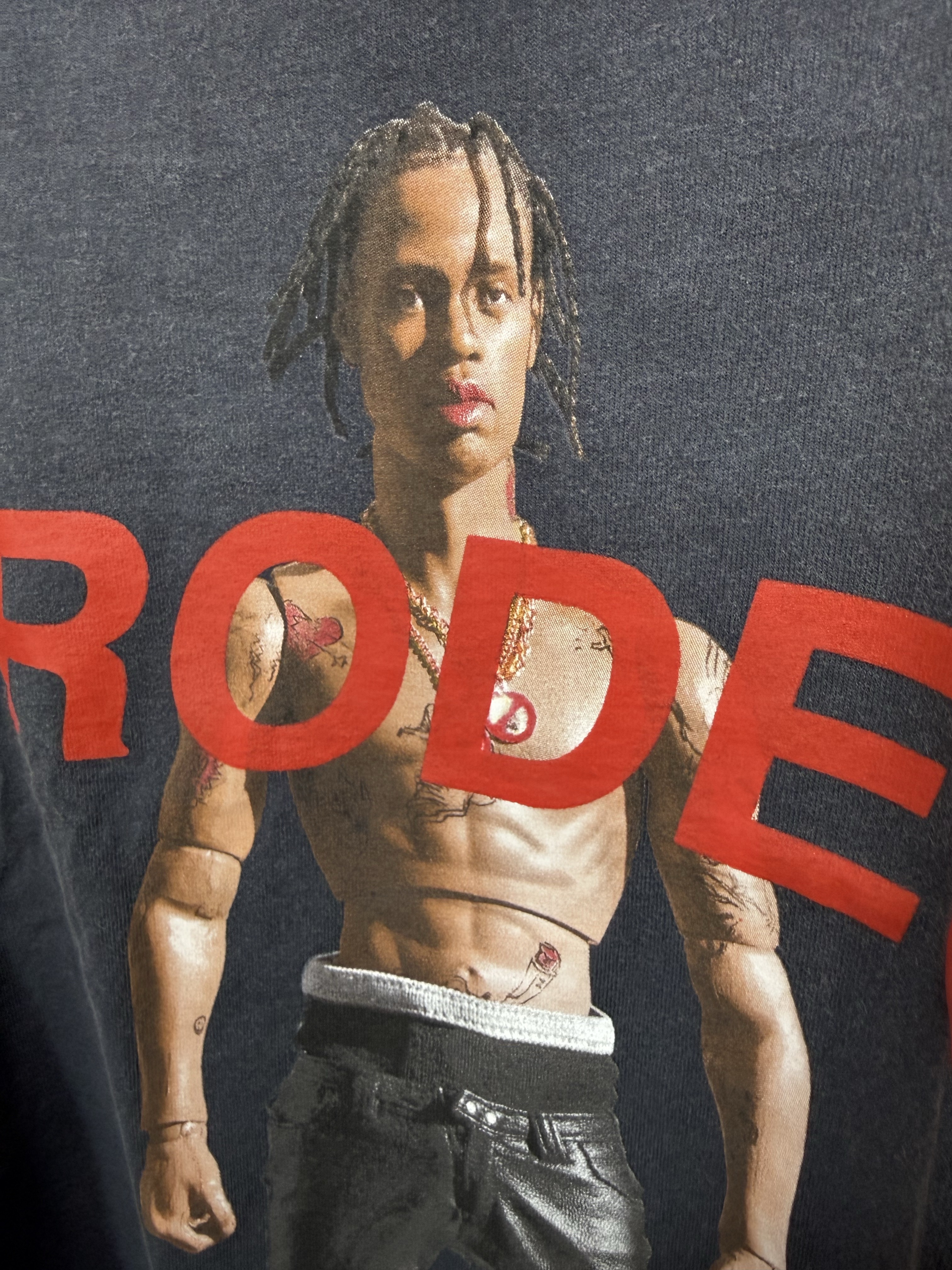 Travis Scott Rodeo 10 Years Action Figure T-Shirt Black 착용 스타일 - 2