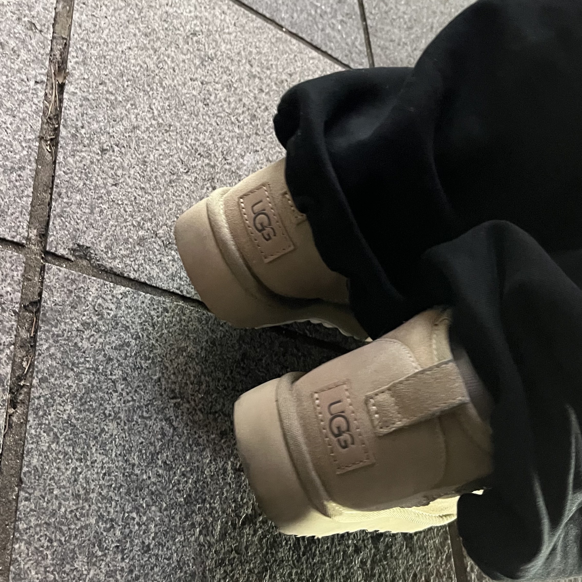 (W) UGG Classic Ultra Mini Boots Sand, Adidas Superstar Core Black White 착용 스타일 - 4