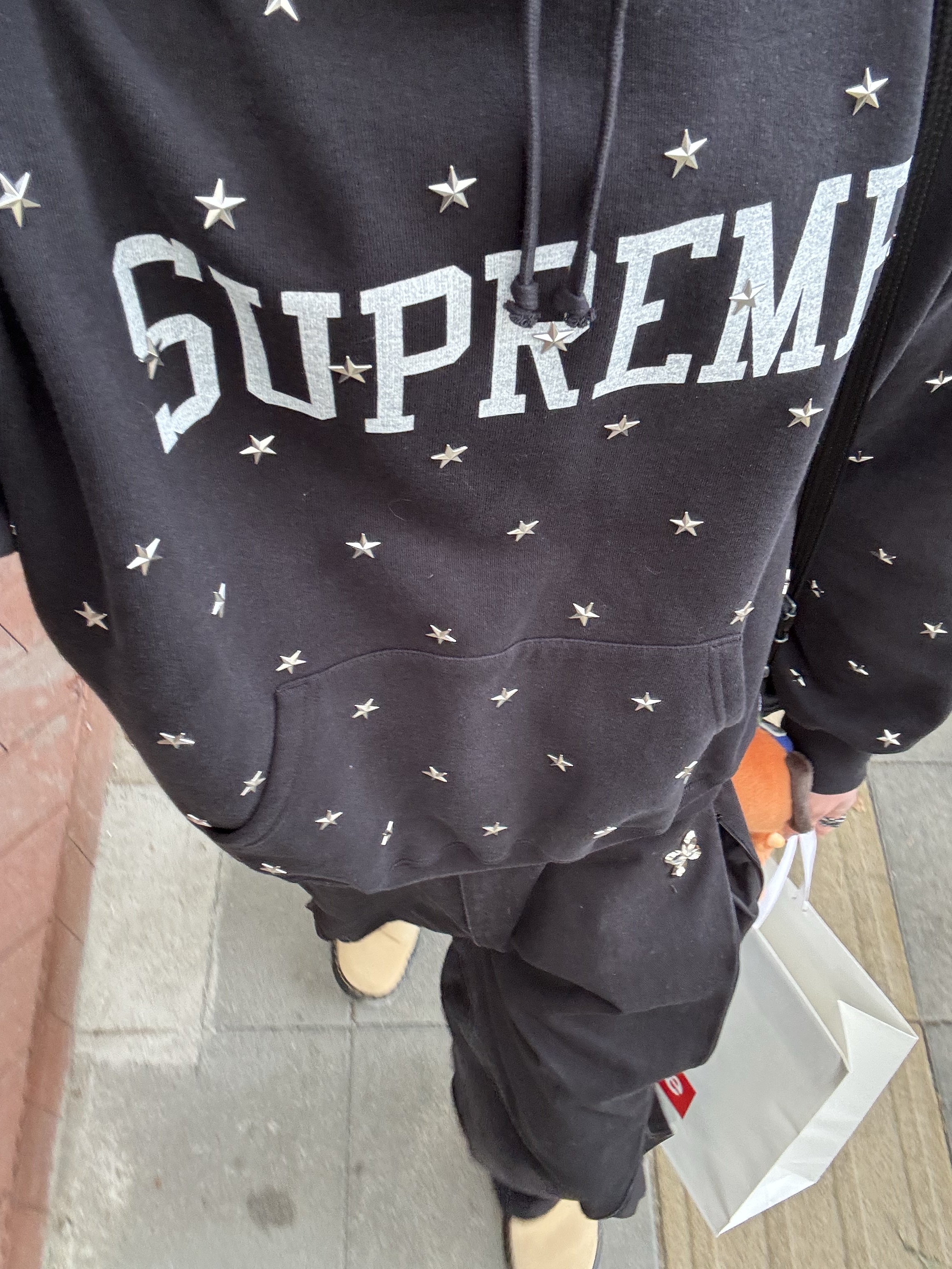 Supreme Stars Studded Hooded Sweatshirt Black - 25FW, Dr. Martens Zebzag Anywair Mules Tan 착용 스타일 - 3